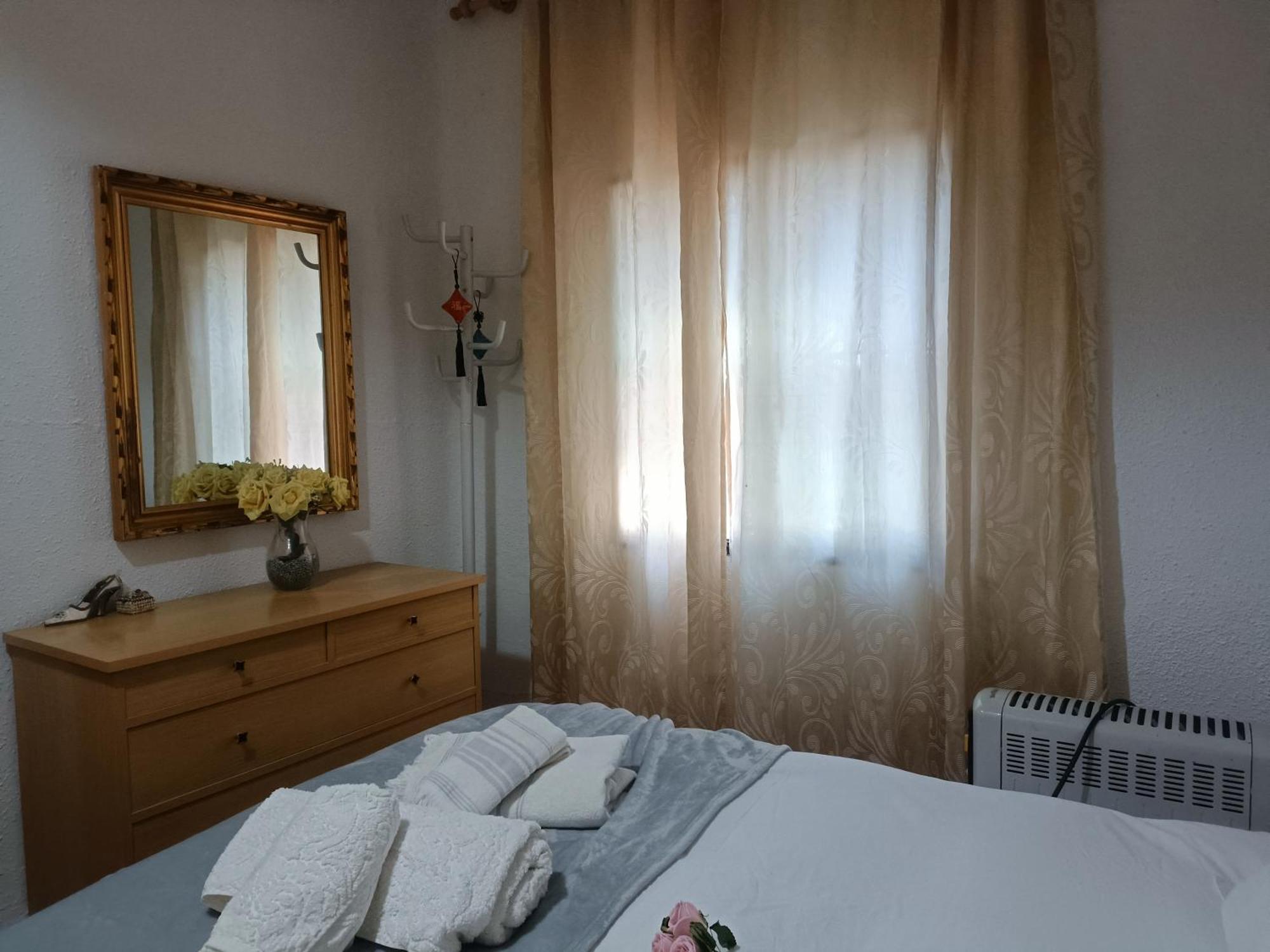 Bedroom With Private Bathroom And Two-bedroom Family In Quiet Forest 80m2 Large Swimming Pool Music Town The Garden And Swimmingpool And Garden Are Shared * Lliria