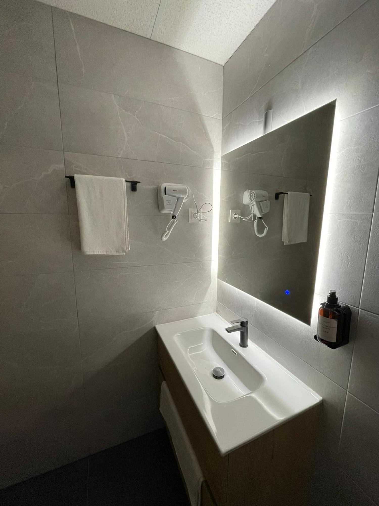 - Mirasur Apartahotel Parla