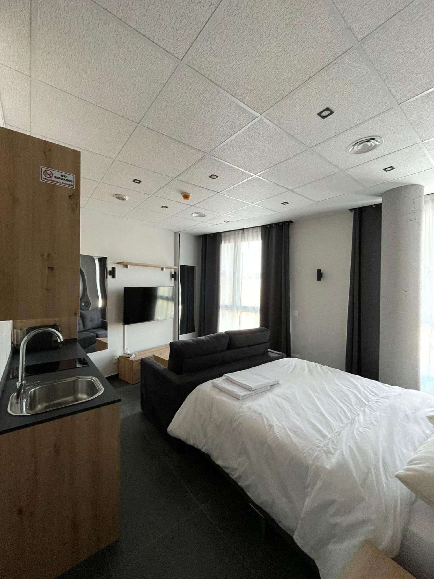 - Mirasur Apartahotel Parla