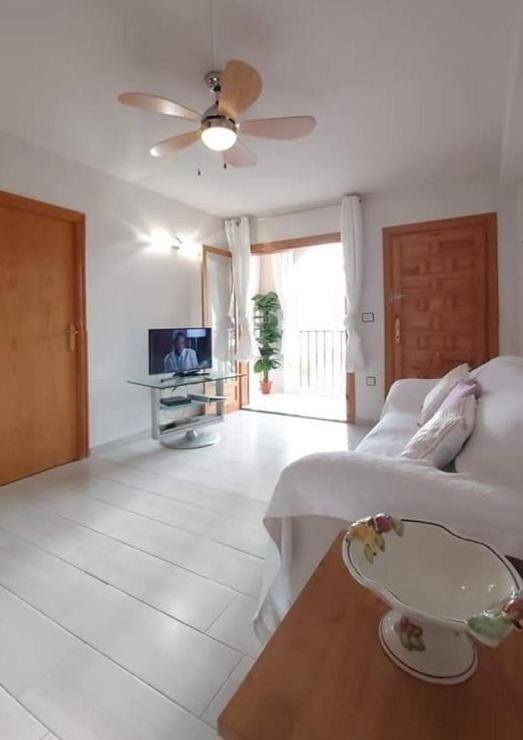 Rosi - 5-10 Minute Walk To La Zenia Beach, Bar, Cliff Walk, Shops, Paddys Point, Cabo Roig - Free Fast Fibre Optic Broadband - No Deposit Required Apartamento Oriola (Orihuela)