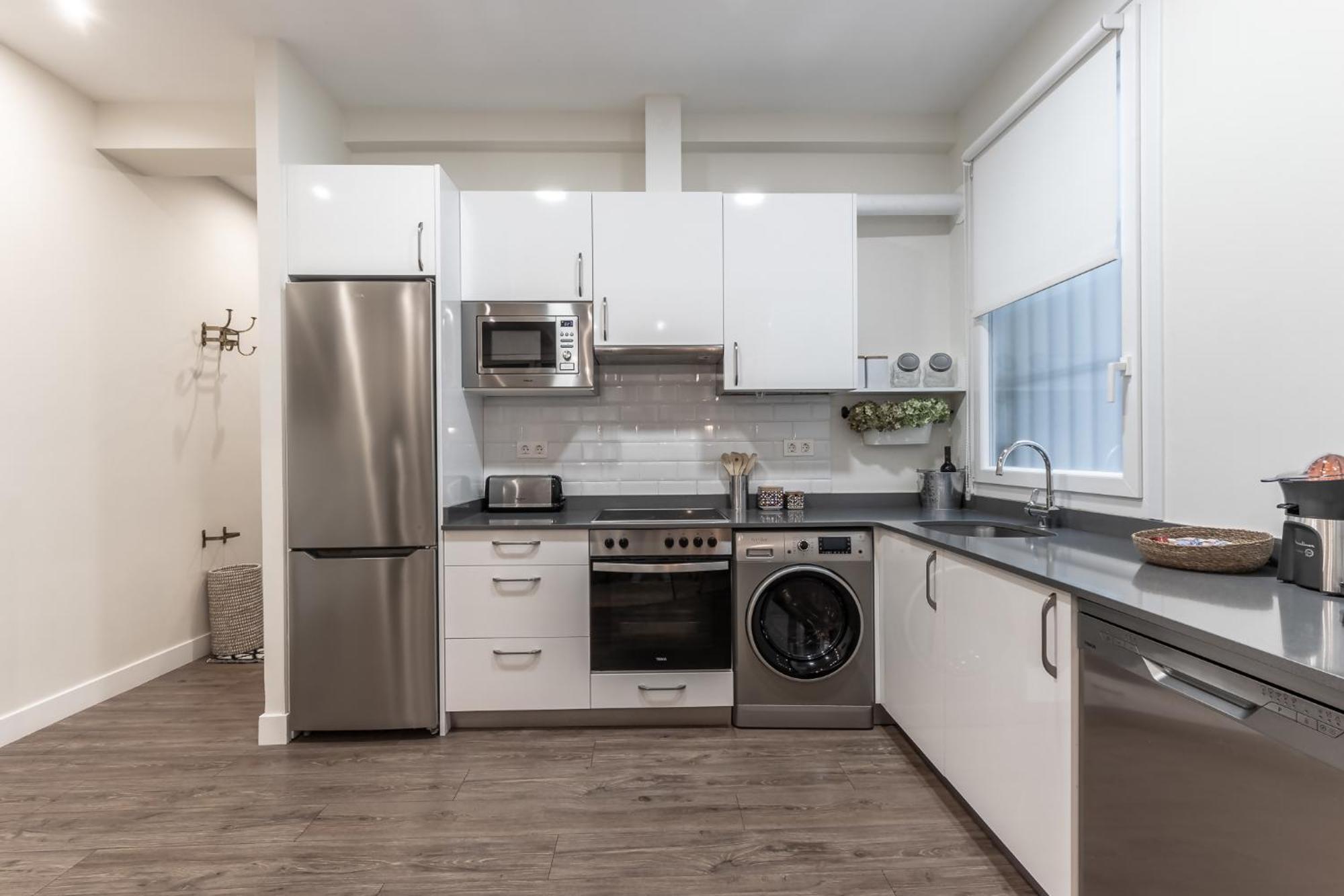 Apartment Homeloving Centre With Parking *