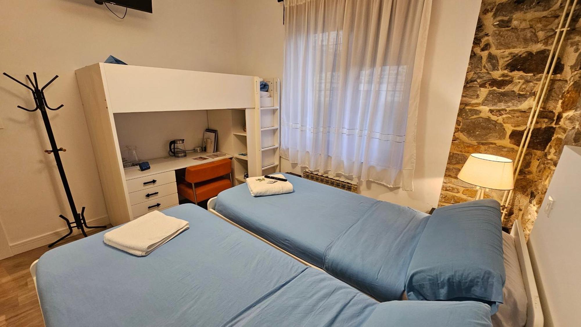 Habitación Triple En Caserío A 8km De Bilbao Habitación en casa particular