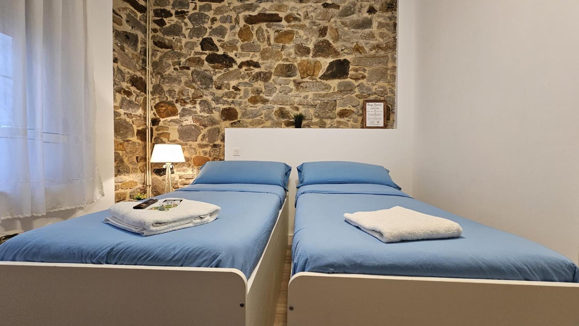 Habitación en casa particular Habitación Triple En Caserío A 8km De Bilbao *