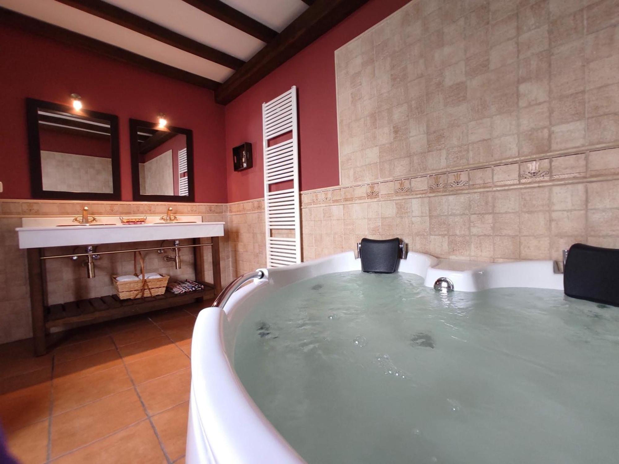 Laendliches Haus Mit Jacuzzi Сasa de vacaciones *