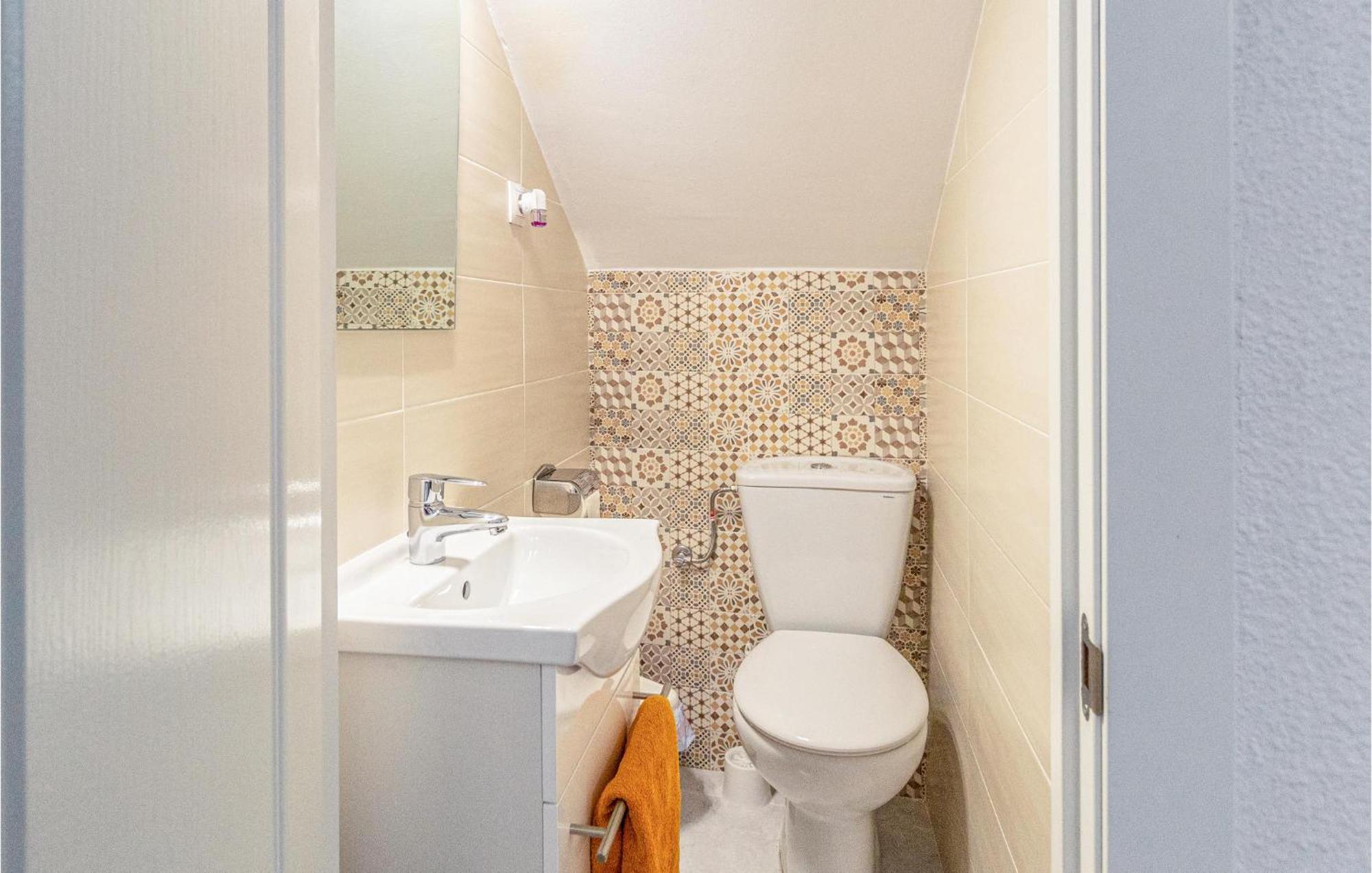 Сasa de vacaciones Stunning In Mlaga With 2 Bedrooms And Wifi Málaga
