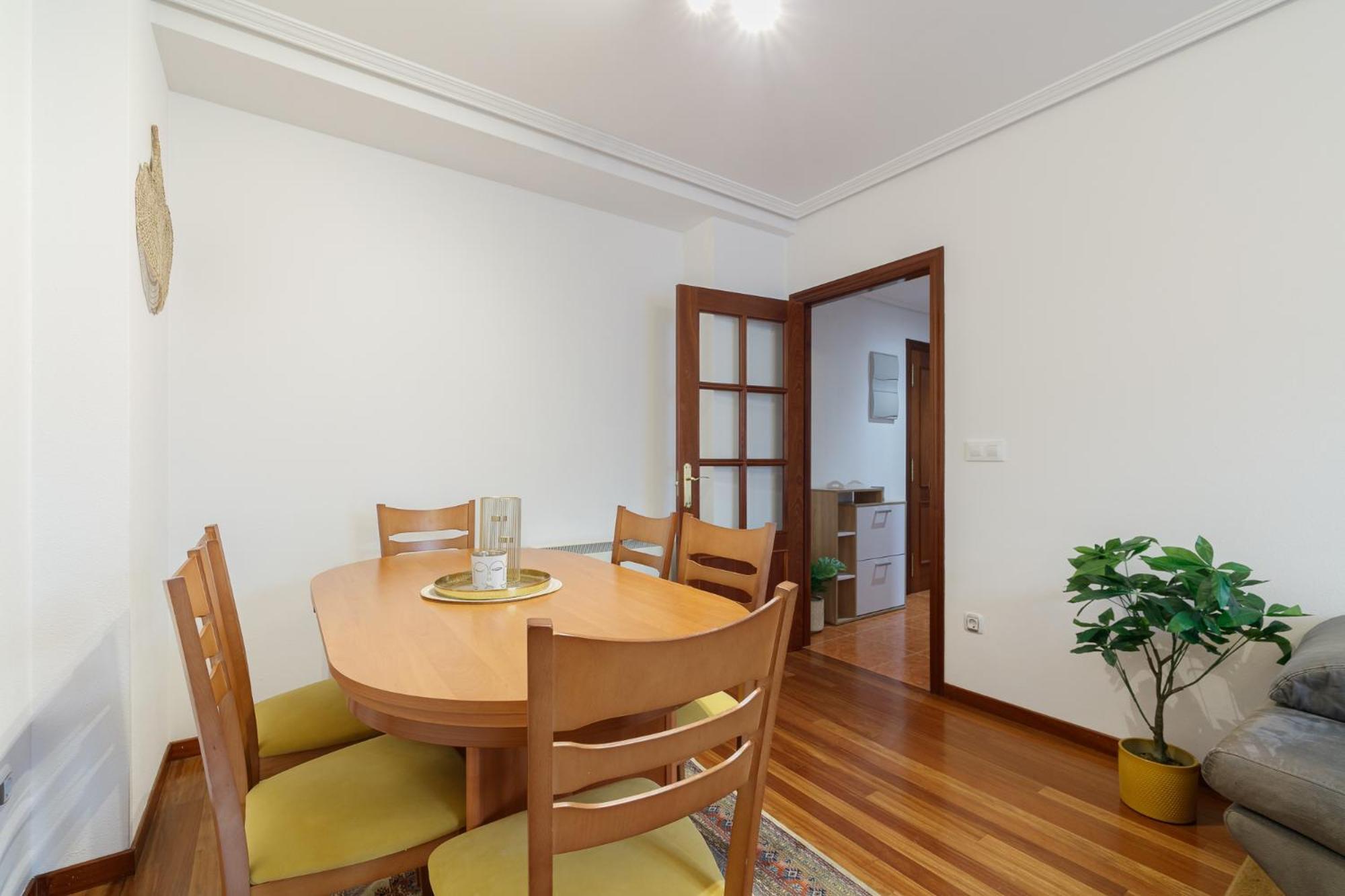 Apartment Con Parking Y 6 Huespedes By *