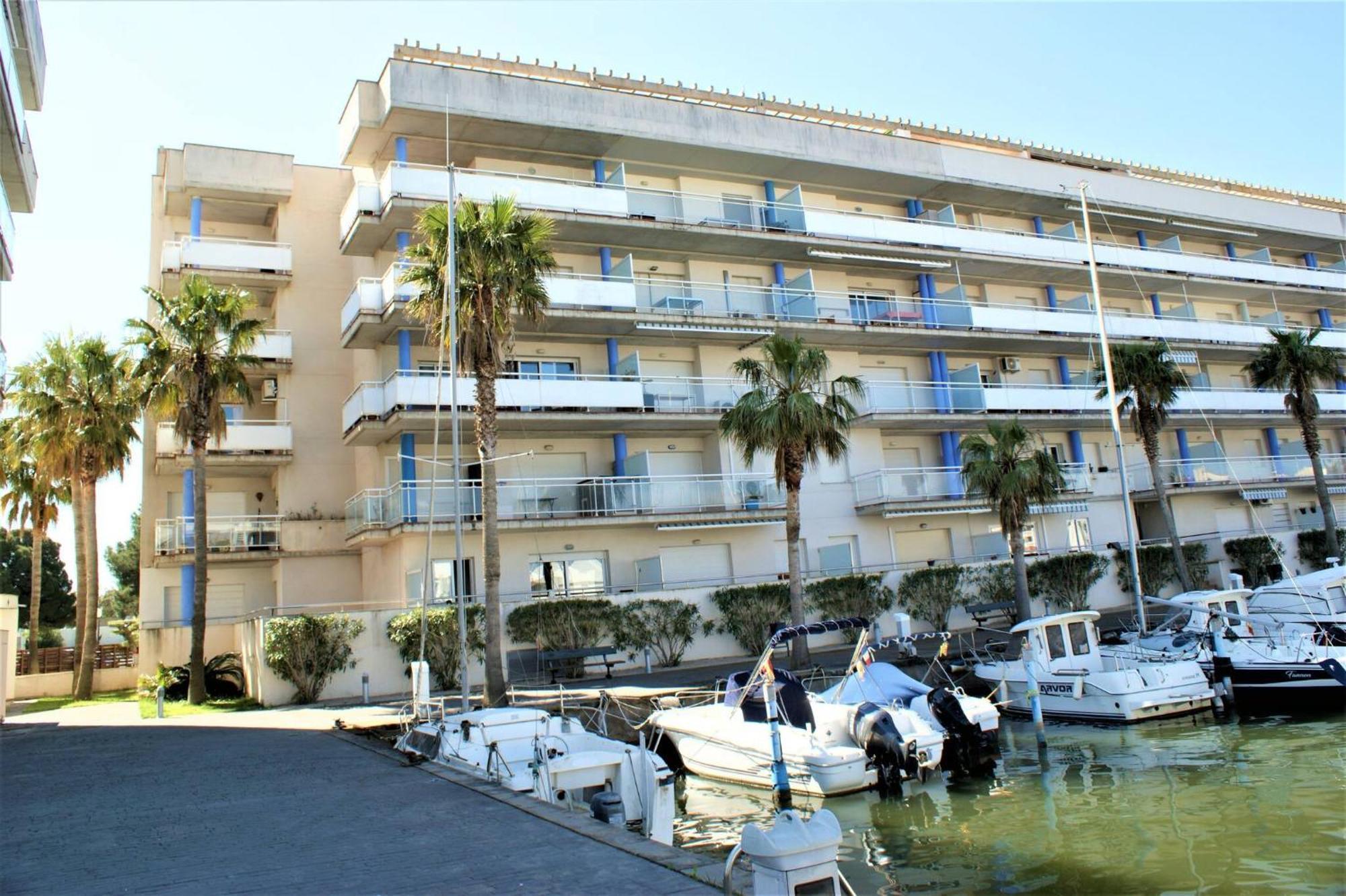 Con Vistas Al Canal En Residencia Con Piscina *