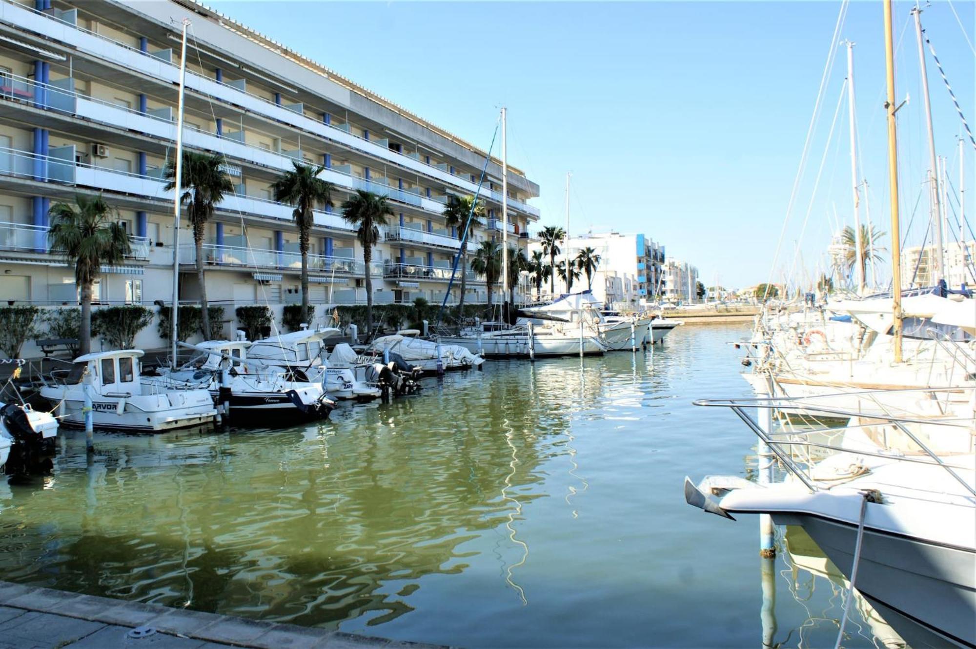 Con Vistas Al Canal En Residencia Con Piscina * Rosas