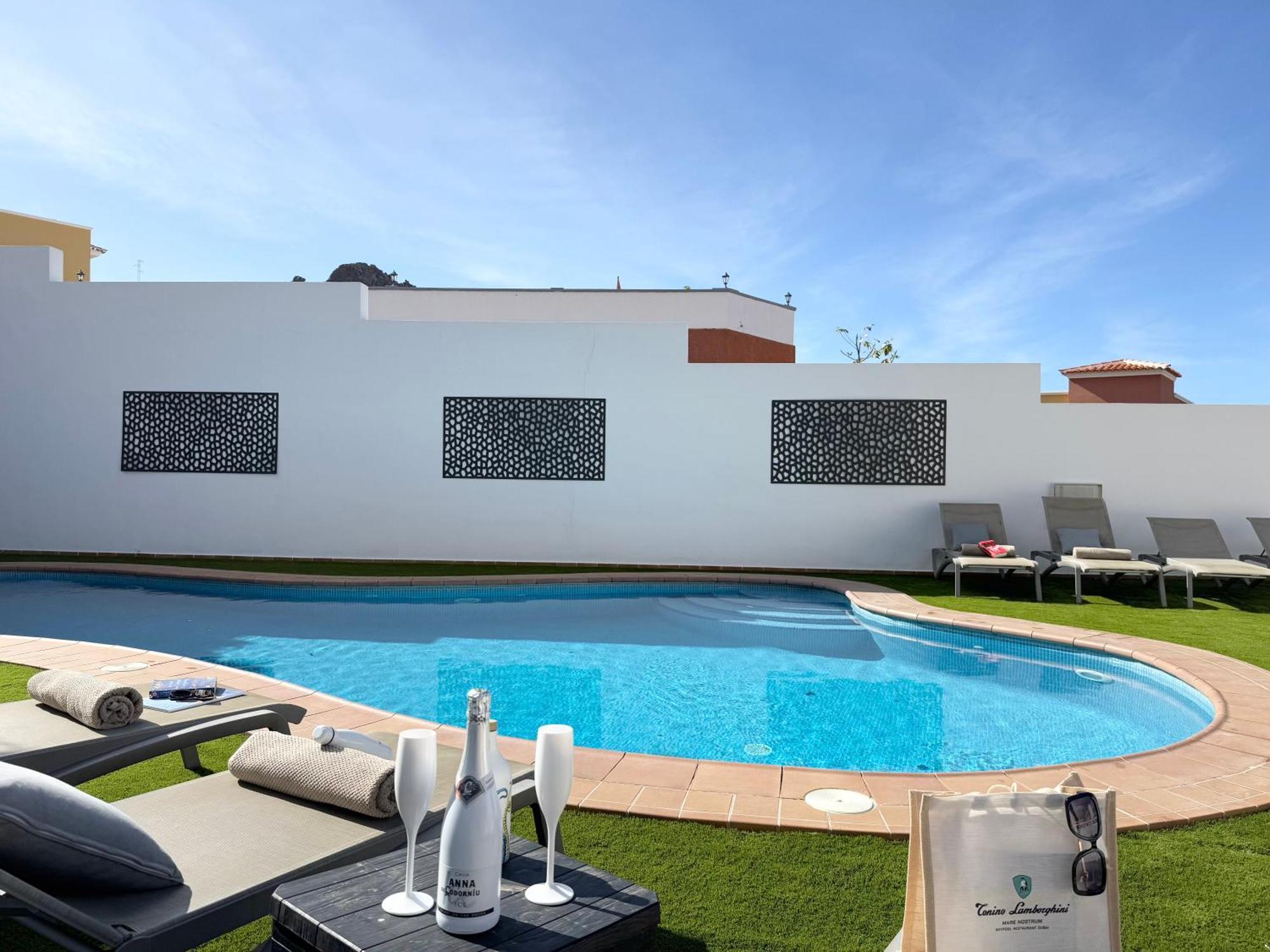 Amorio A Spacious Modern Getaway With A Private Heated Pool & Sea Views Villa