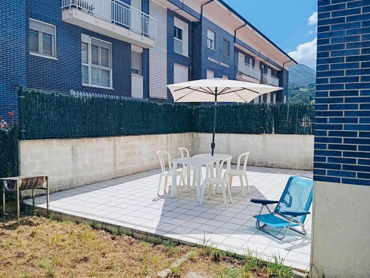 Familiar Bajo Con Jardin En