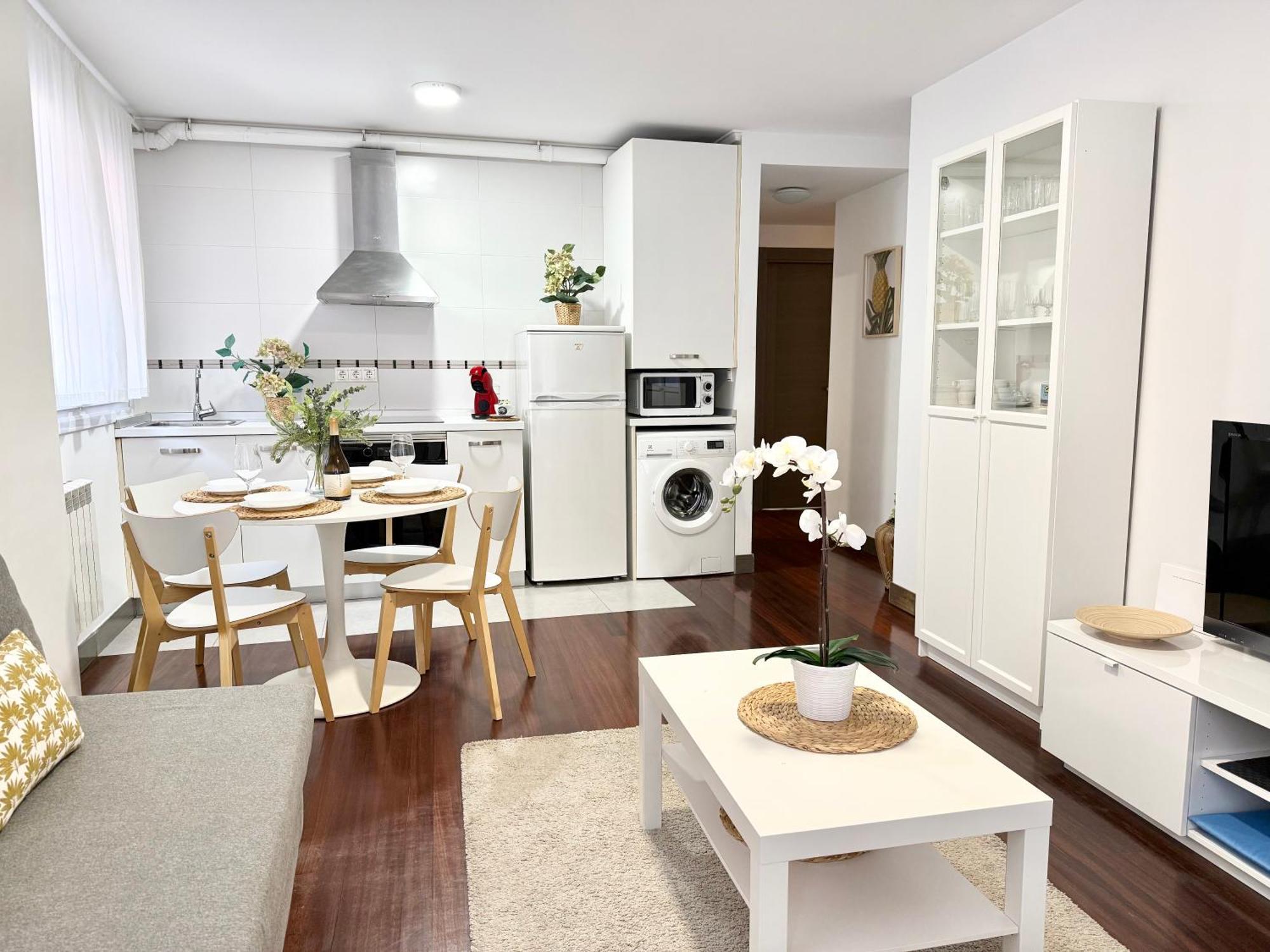 Apartment Castro Holidays - Centrico Piscina Urbanizacion Garaje Gratis *