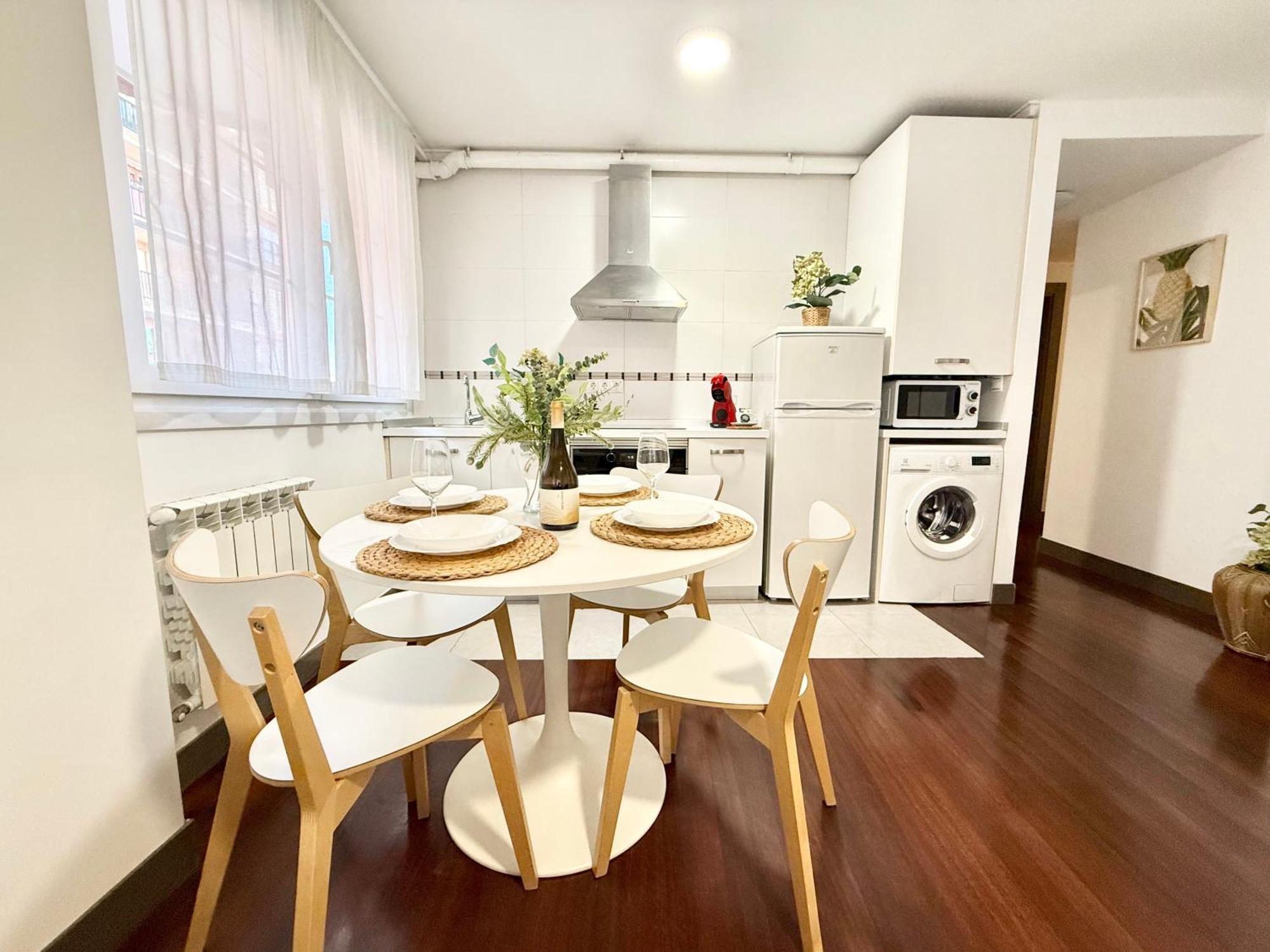 Apartment Castro Holidays - Centrico Piscina Urbanizacion Garaje Gratis *