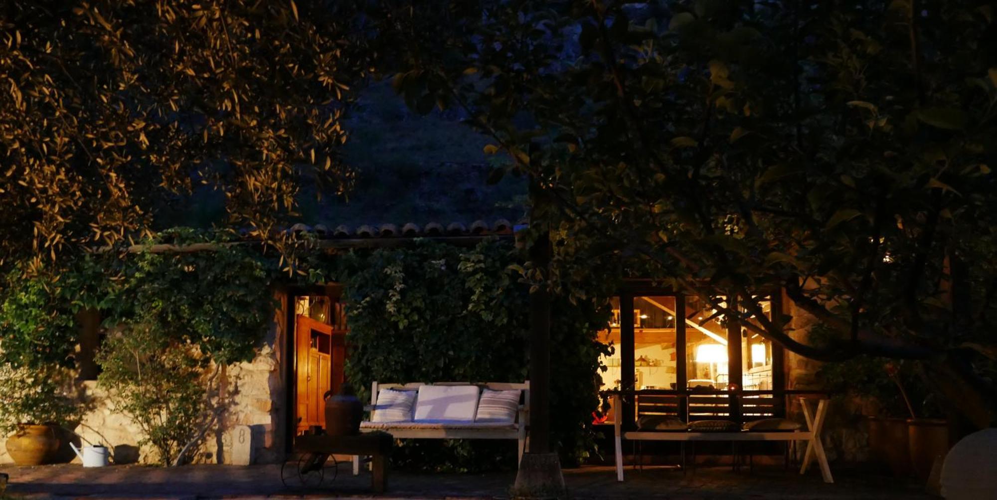 Casa Corazón De Piedra En El Río Dulce Aragosa