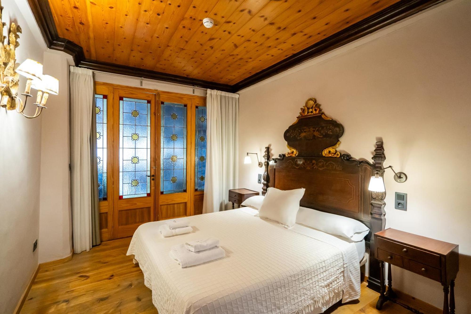 Lo Palauet De La Muralla Bed & Breakfast