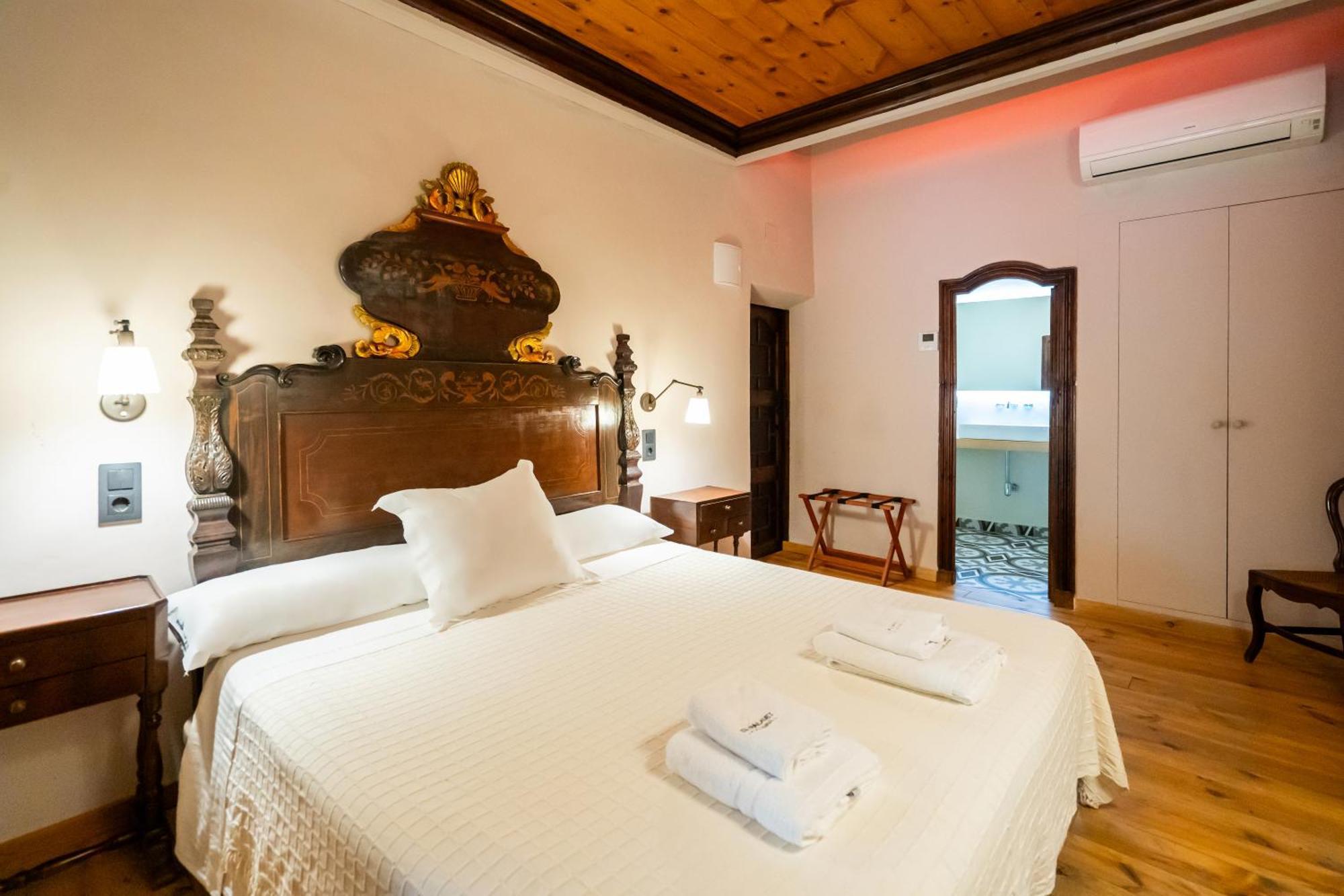 Lo Palauet De La Muralla Bed & Breakfast 2*