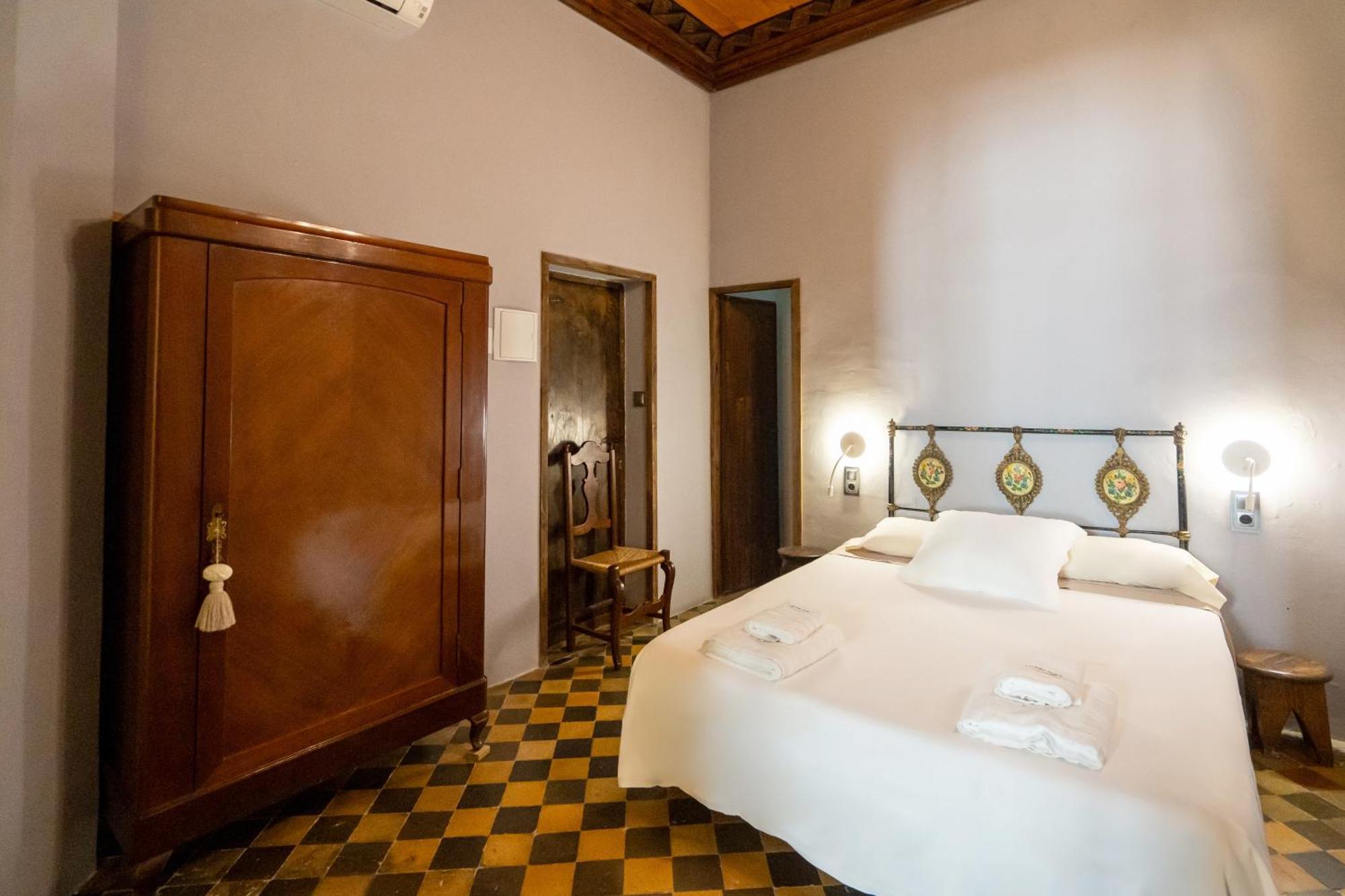 Lo Palauet De La Muralla Bed & Breakfast Balaguer