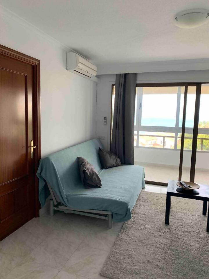 Piso Bonito En La Primera Linea De La Playa Con Vistas Al Mar En Apartamento