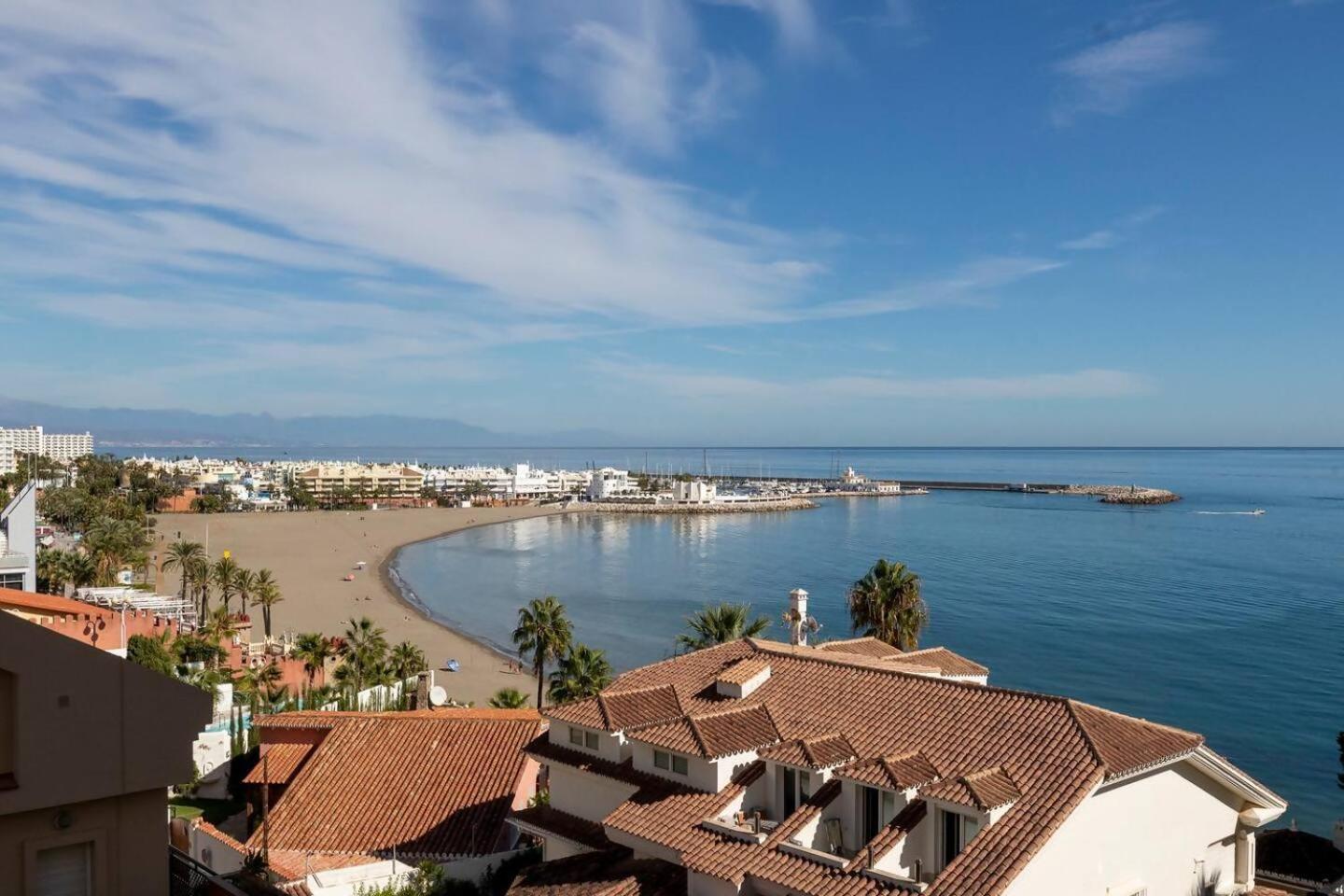 Piso Bonito En La Primera Linea De La Playa Con Vistas Al Mar En * Benalmádena
