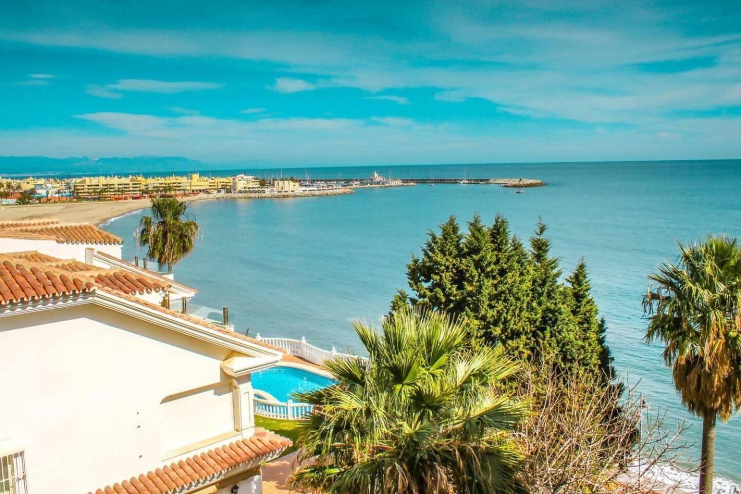 Piso Bonito En La Primera Linea De La Playa Con Vistas Al Mar En