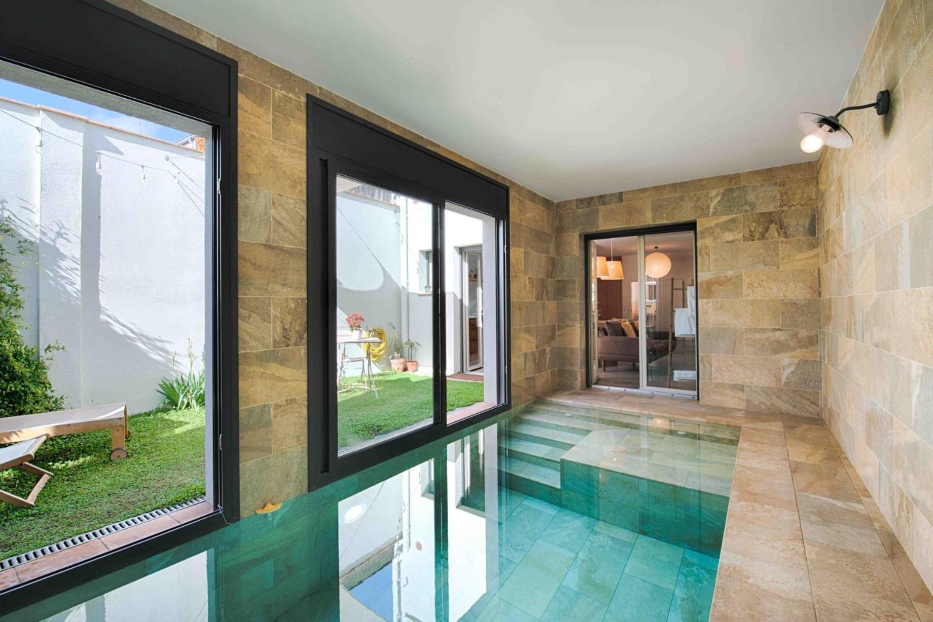 Loft Con Piscina Climatizada De Agua Salada Y Parking En El Centro De Figueres Apartment