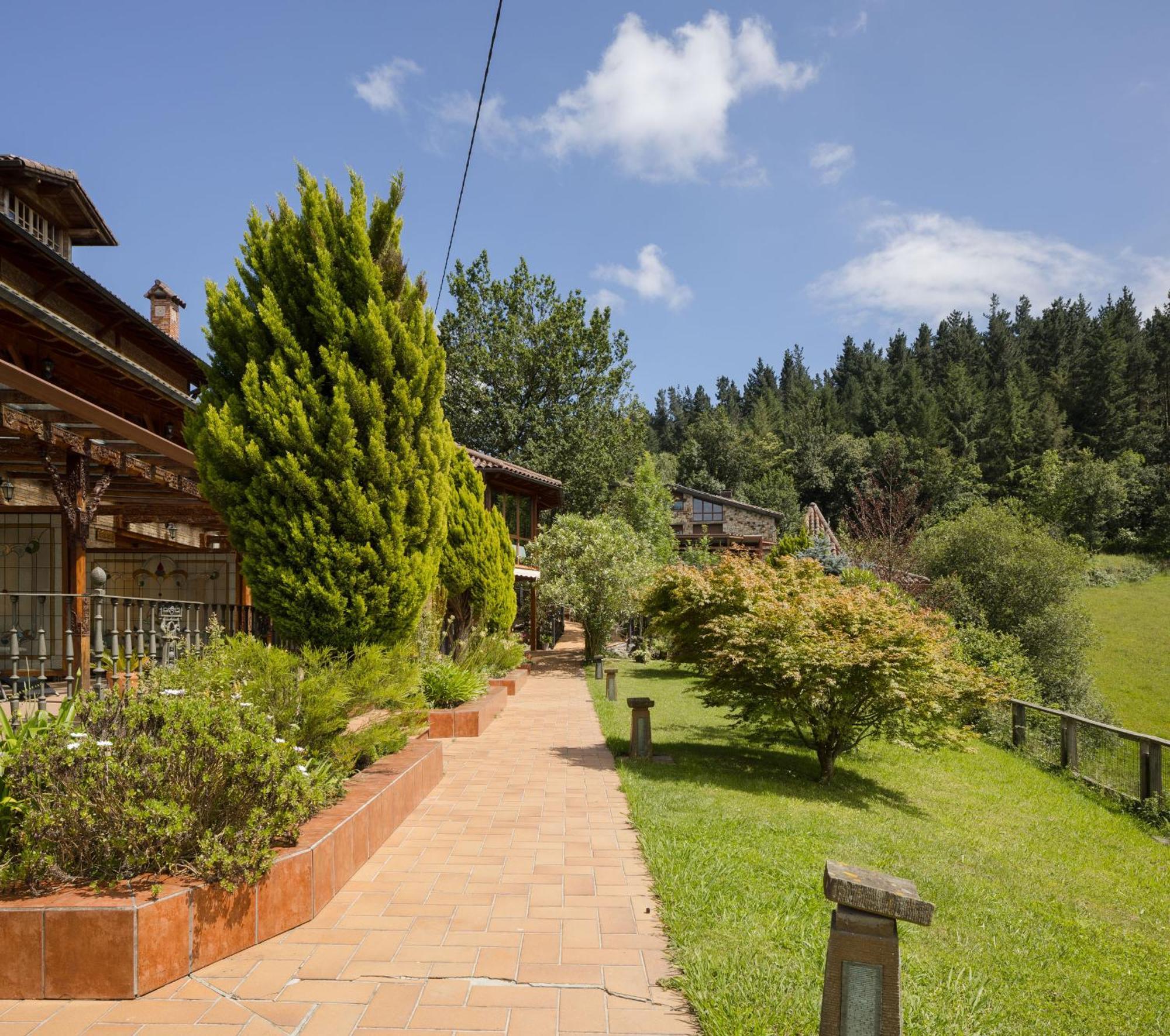 Hotel & Etxegana 2*