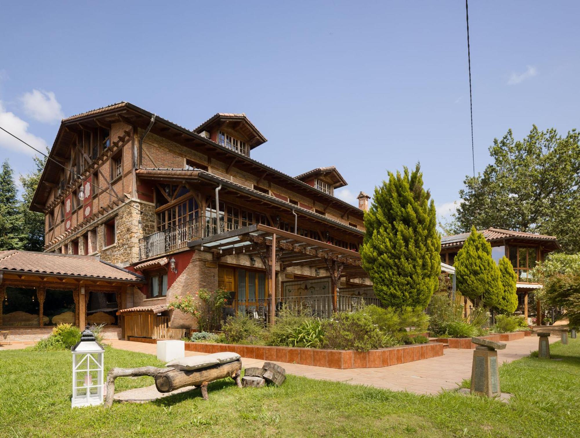 Hotel & Etxegana
