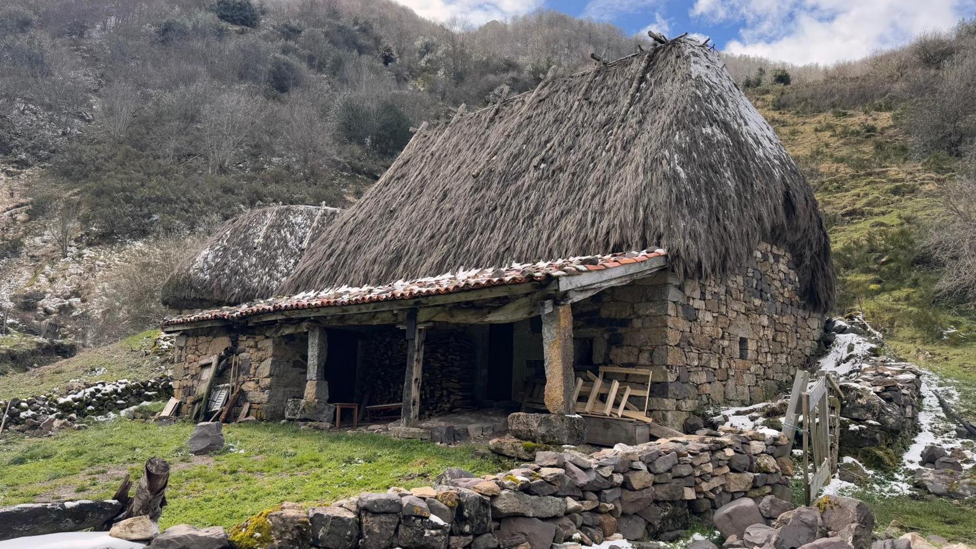 Guest house Y Casas De Aldea La Pornacal Villar de Vildas