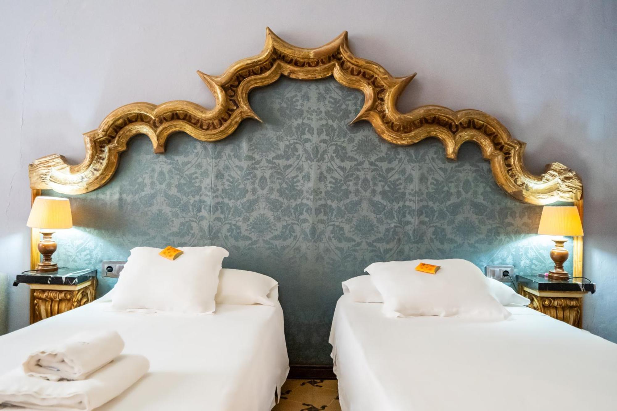 Lo Palauet De La Muralla Bed & Breakfast