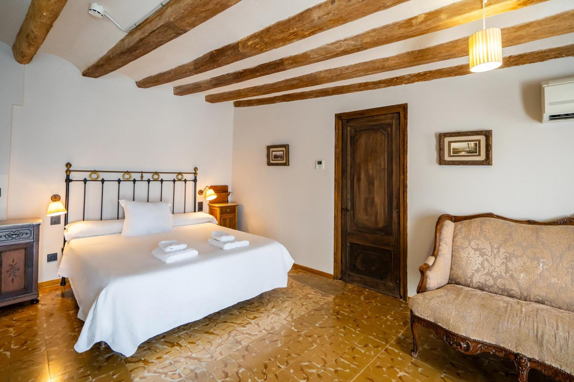 Lo Palauet De La Muralla Bed & Breakfast Balaguer