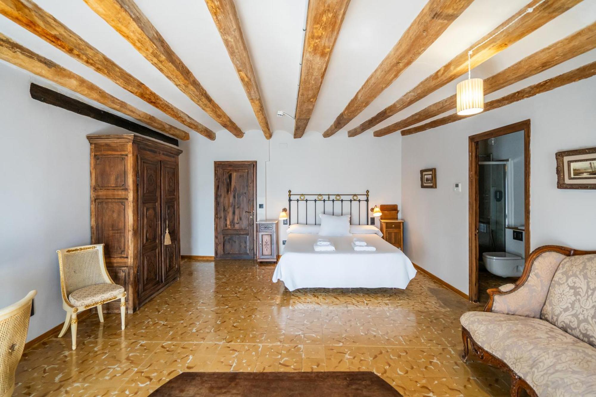 Lo Palauet De La Muralla Bed & Breakfast
