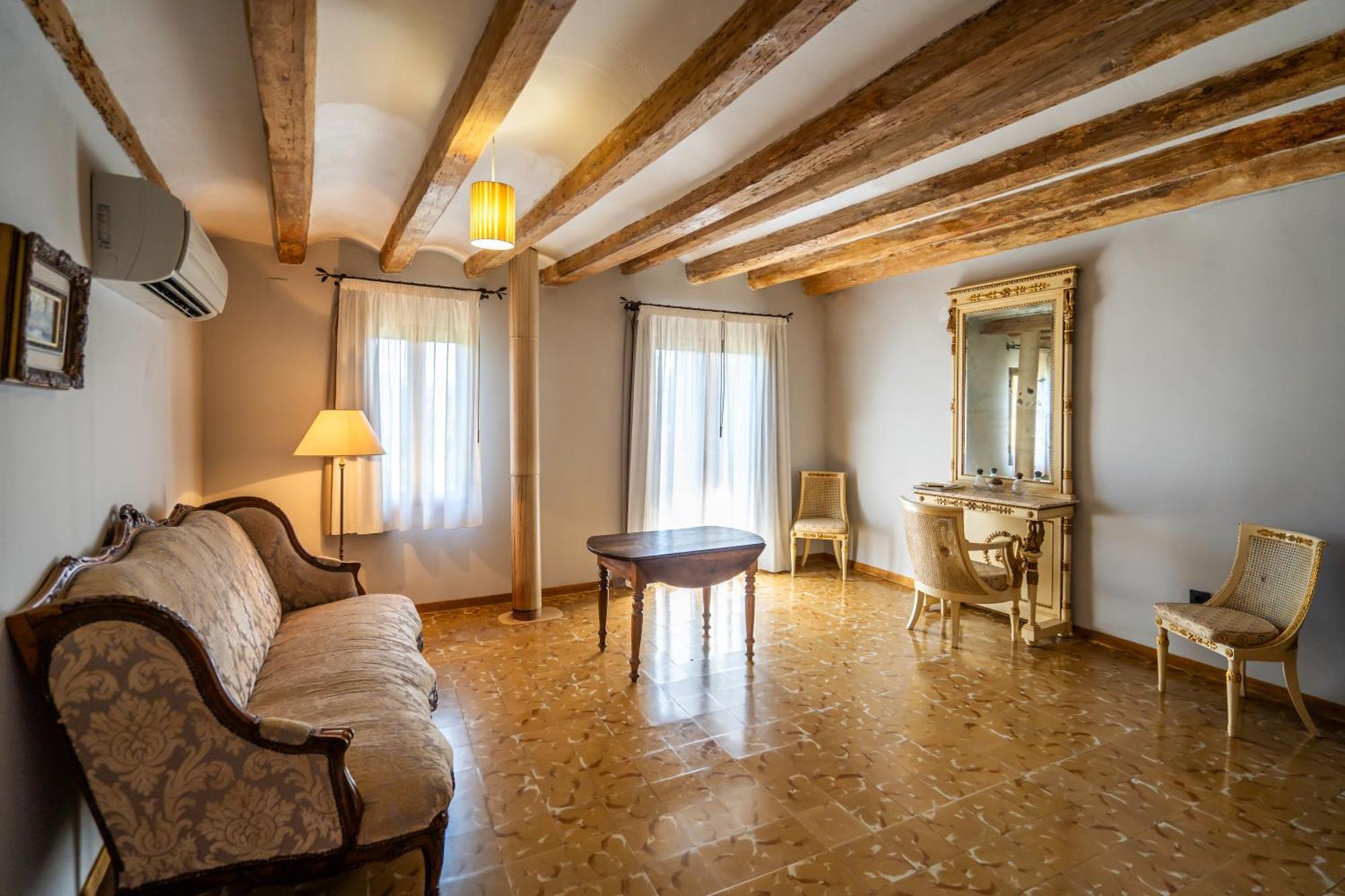 Lo Palauet De La Muralla Bed & Breakfast 2*