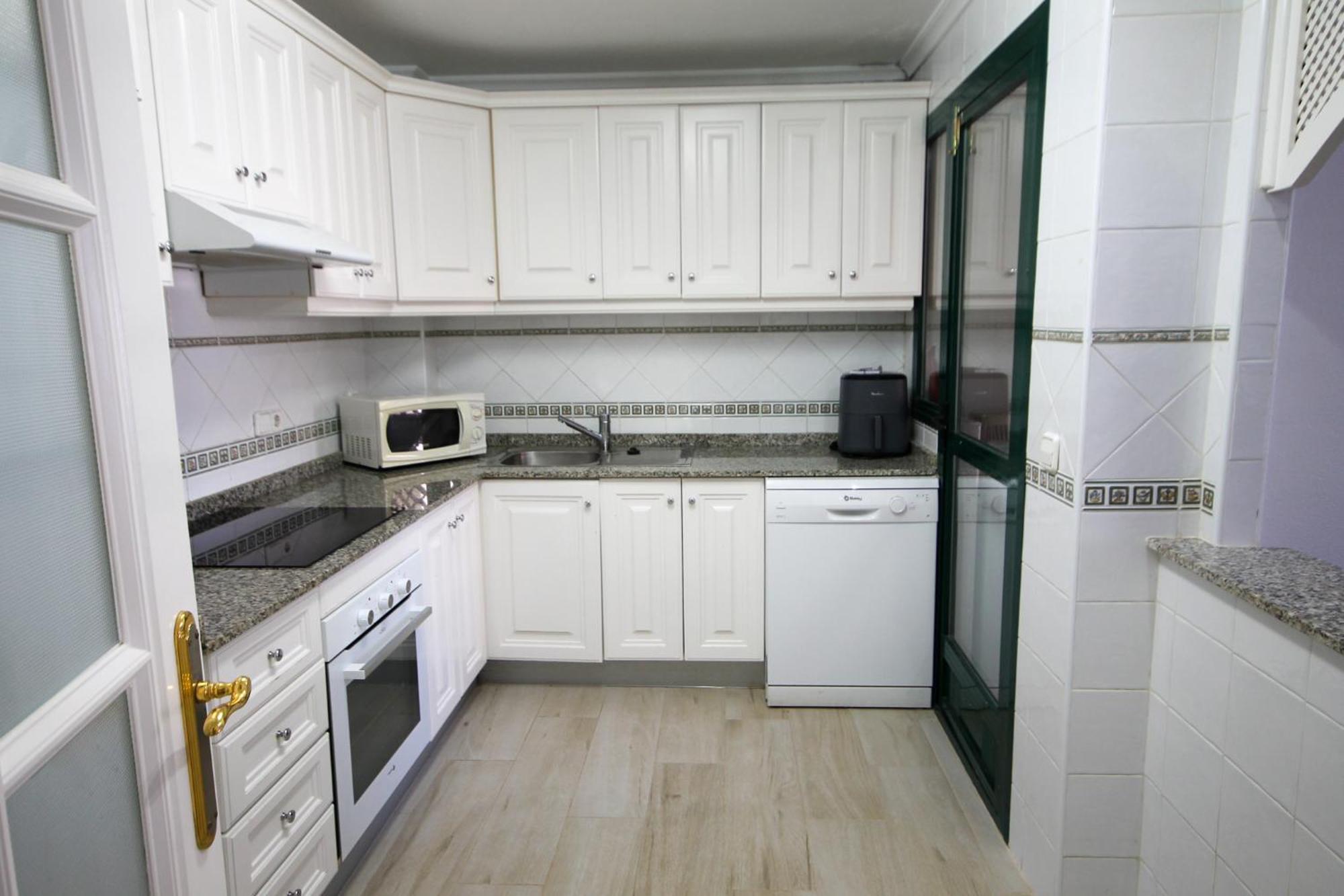 Luxury 2 Bed, 2 Bath With Sea View, Heating And New Bathrooms. Apartamento