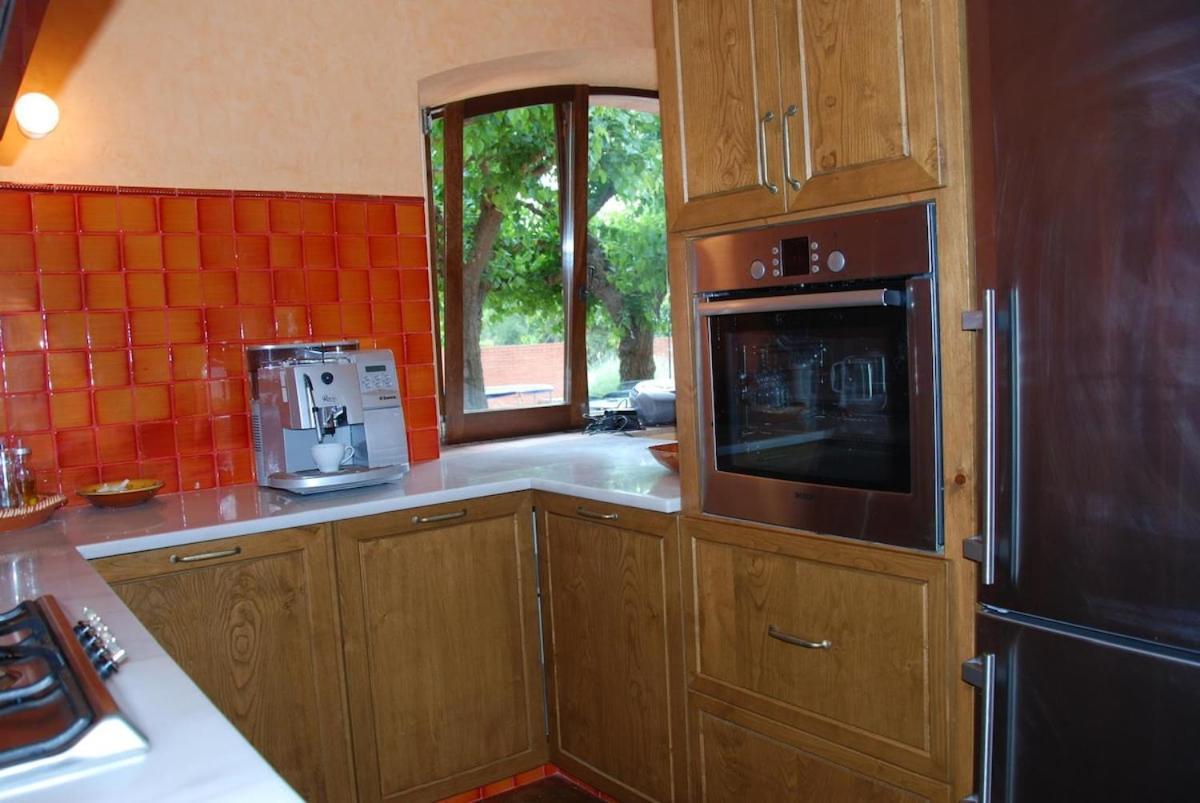 Сasa de vacaciones Renovated Barn With Garden And Pool - For 8 *