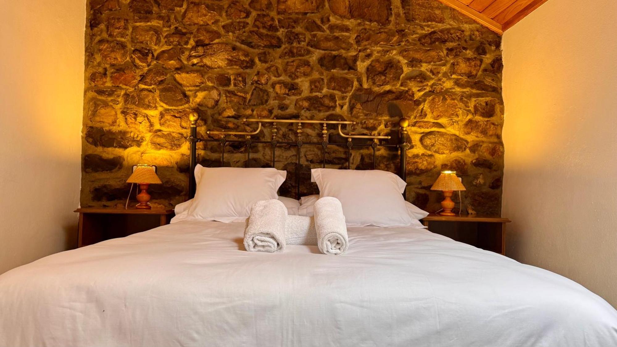 Y Casas De Aldea La Pornacal Guest house