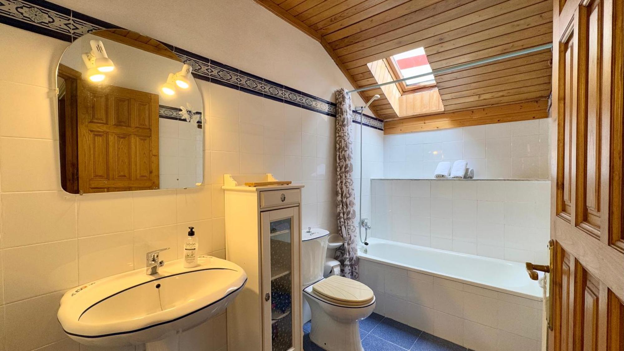 Y Casas De Aldea La Pornacal Guest house
