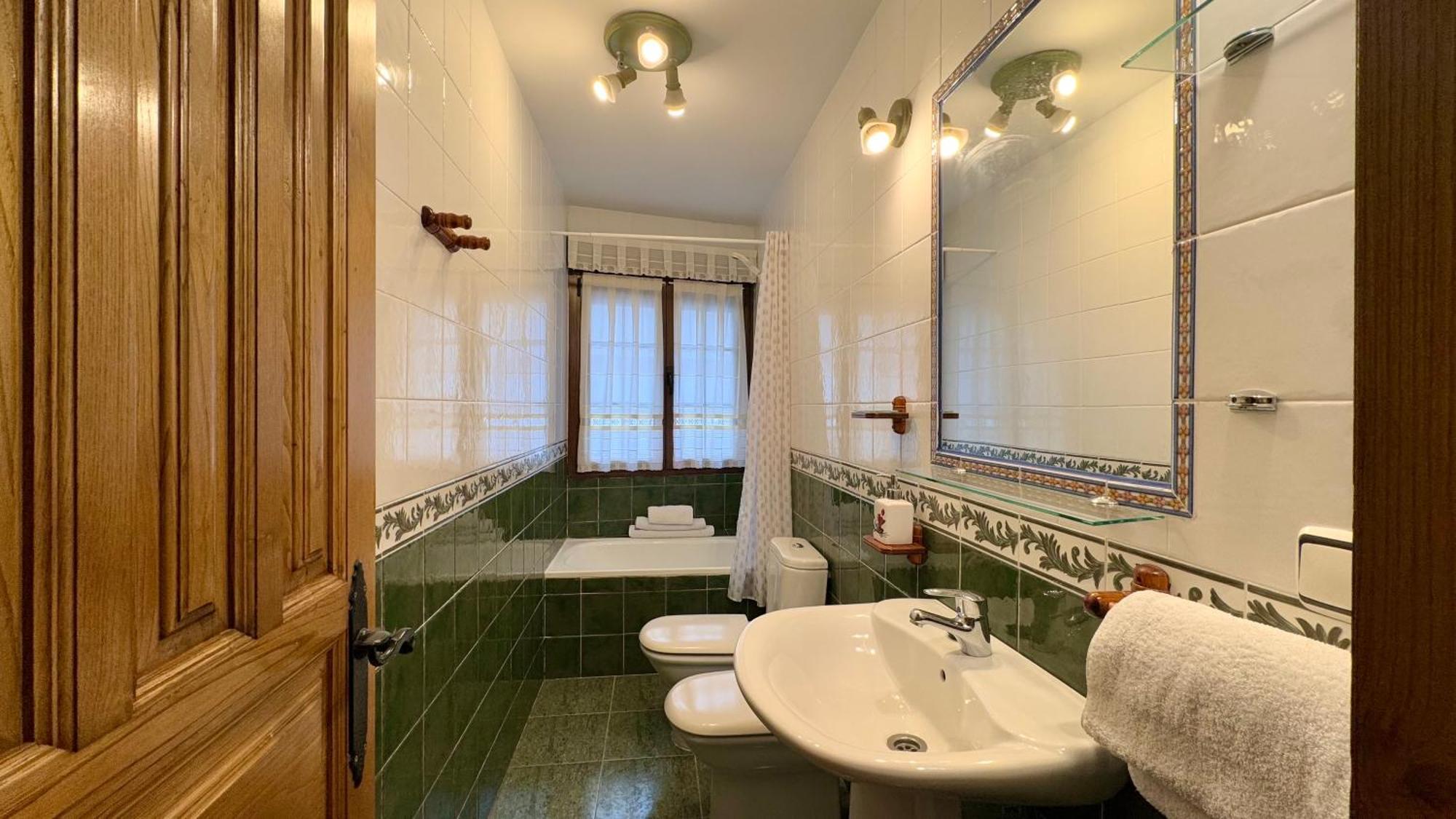 Y Casas De Aldea La Pornacal Guest house