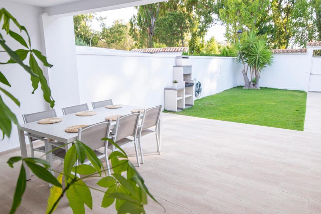 Casa con jardín privado a 300 metros de la playa, piscina *