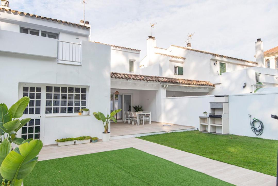 Casa con jardín privado a 300 metros de la playa, piscina