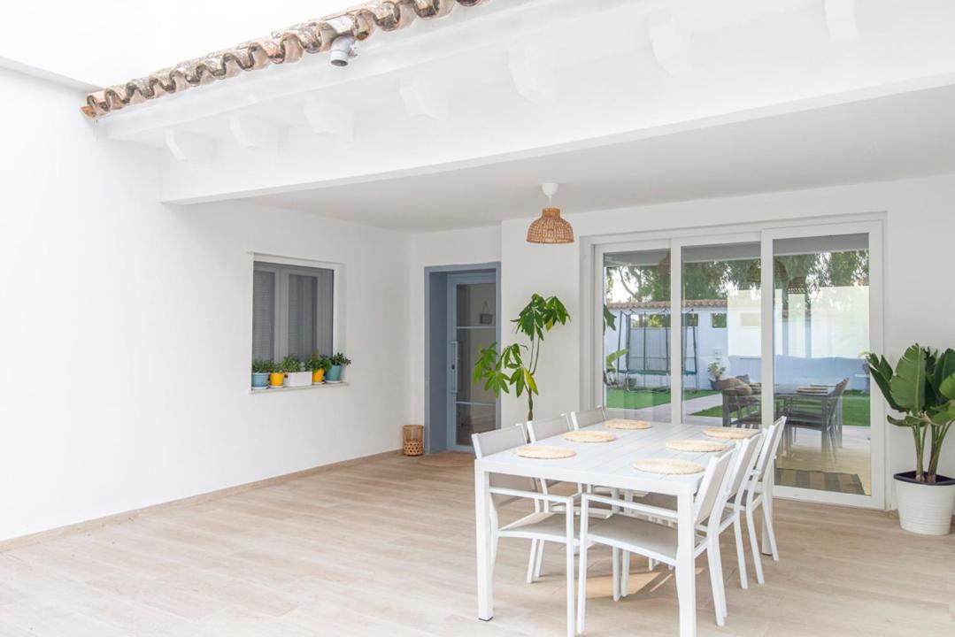 Casa con jardín privado a 300 metros de la playa, piscina *