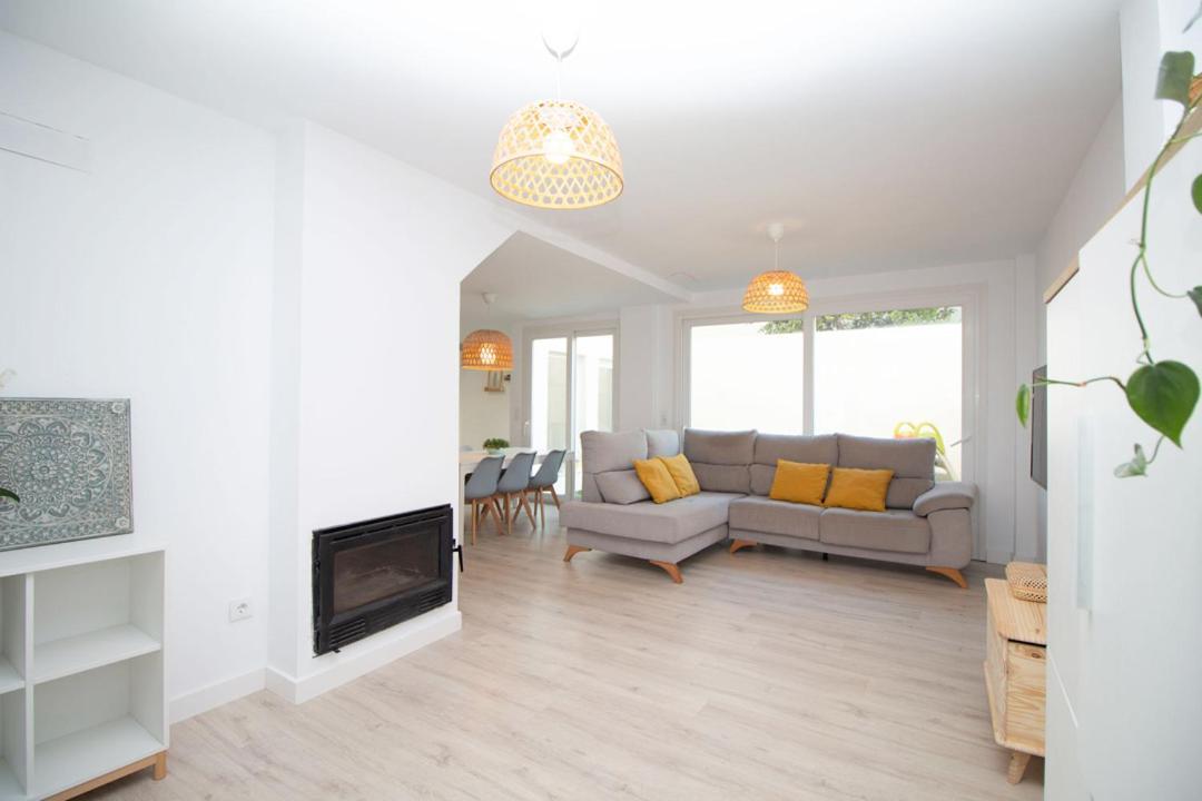 Casa con jardín privado a 300 metros de la playa, piscina Apartamento *