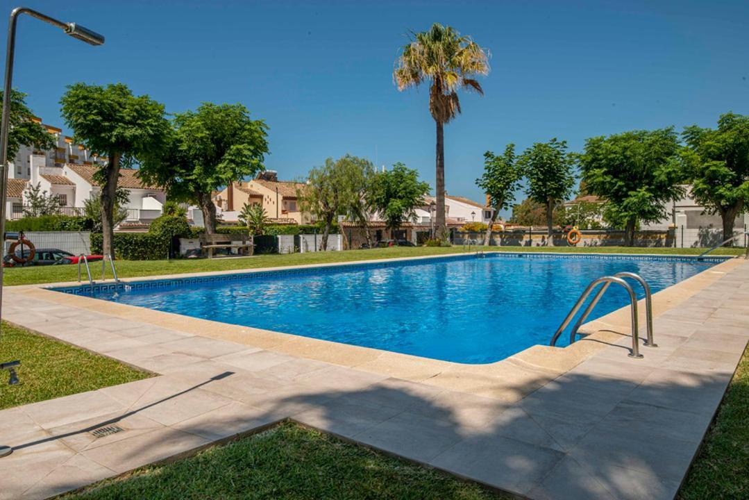 Casa con jardín privado a 300 metros de la playa, piscina Apartamento *