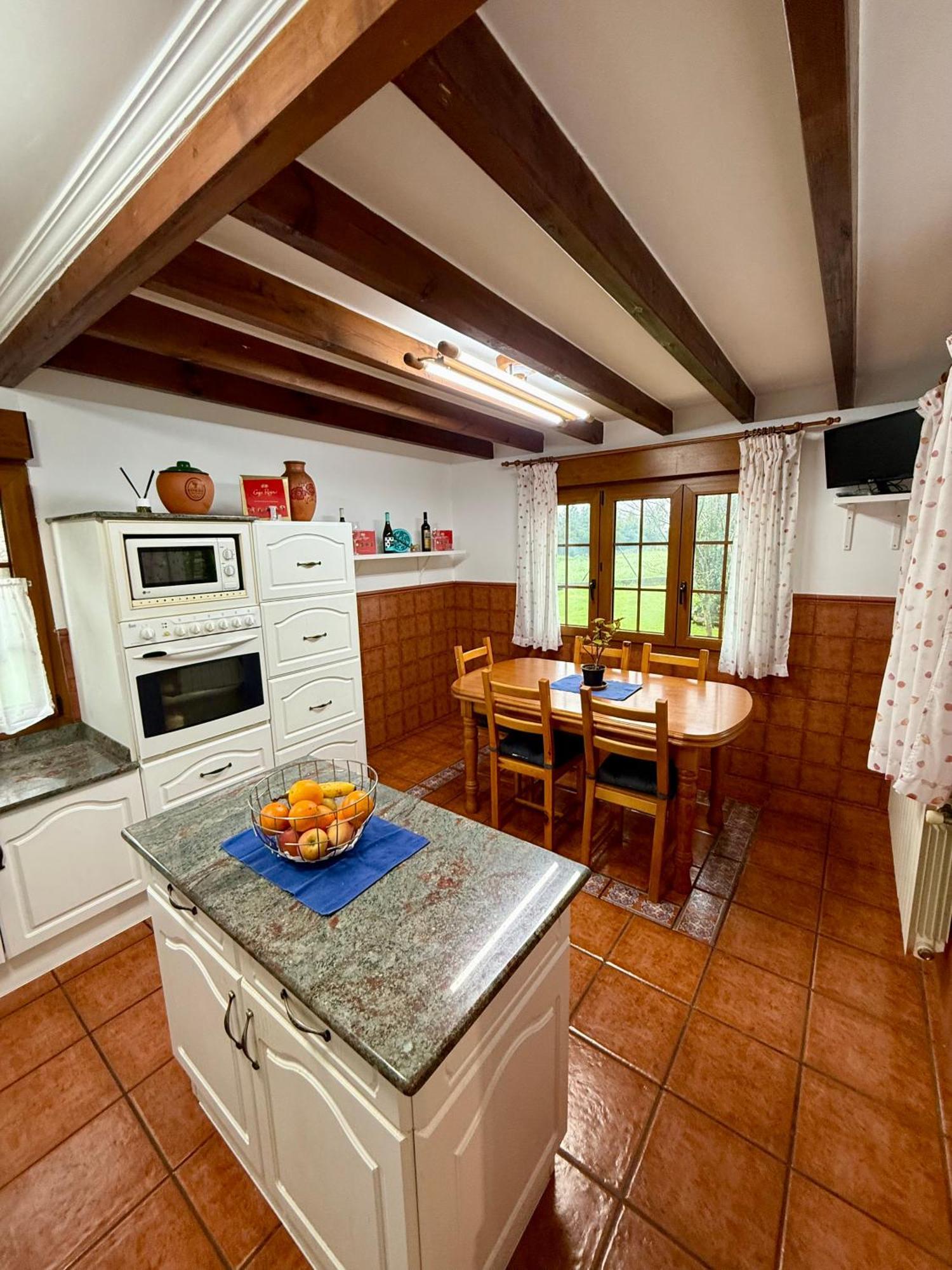 Con Zona De Asador En Quijas Holiday home *