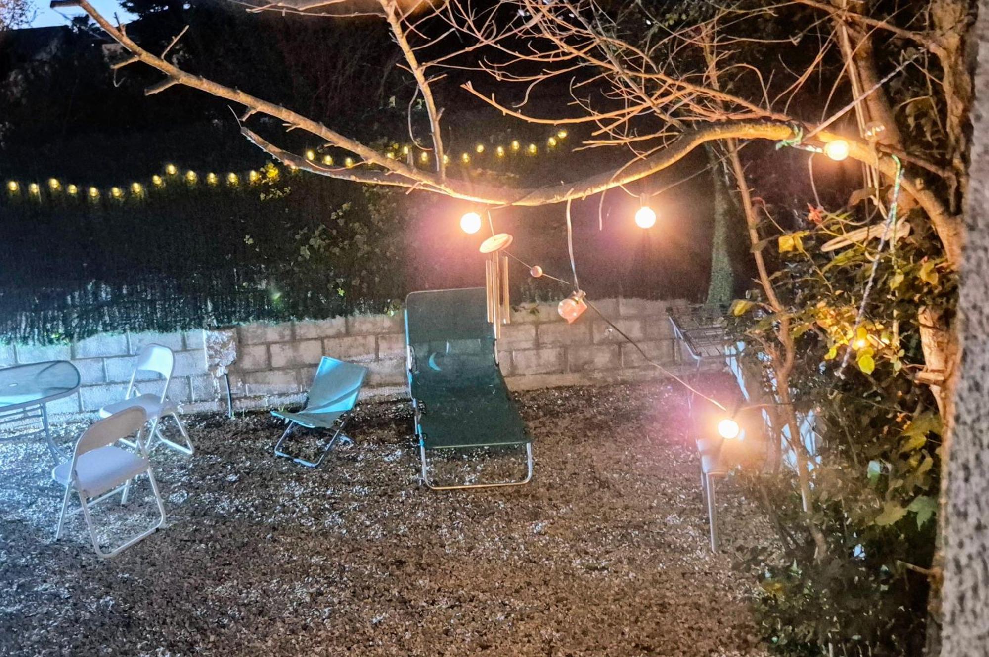Comodo espacio semi subterranean en casa con mascotas, propio baño y patio y entrada Apartamento