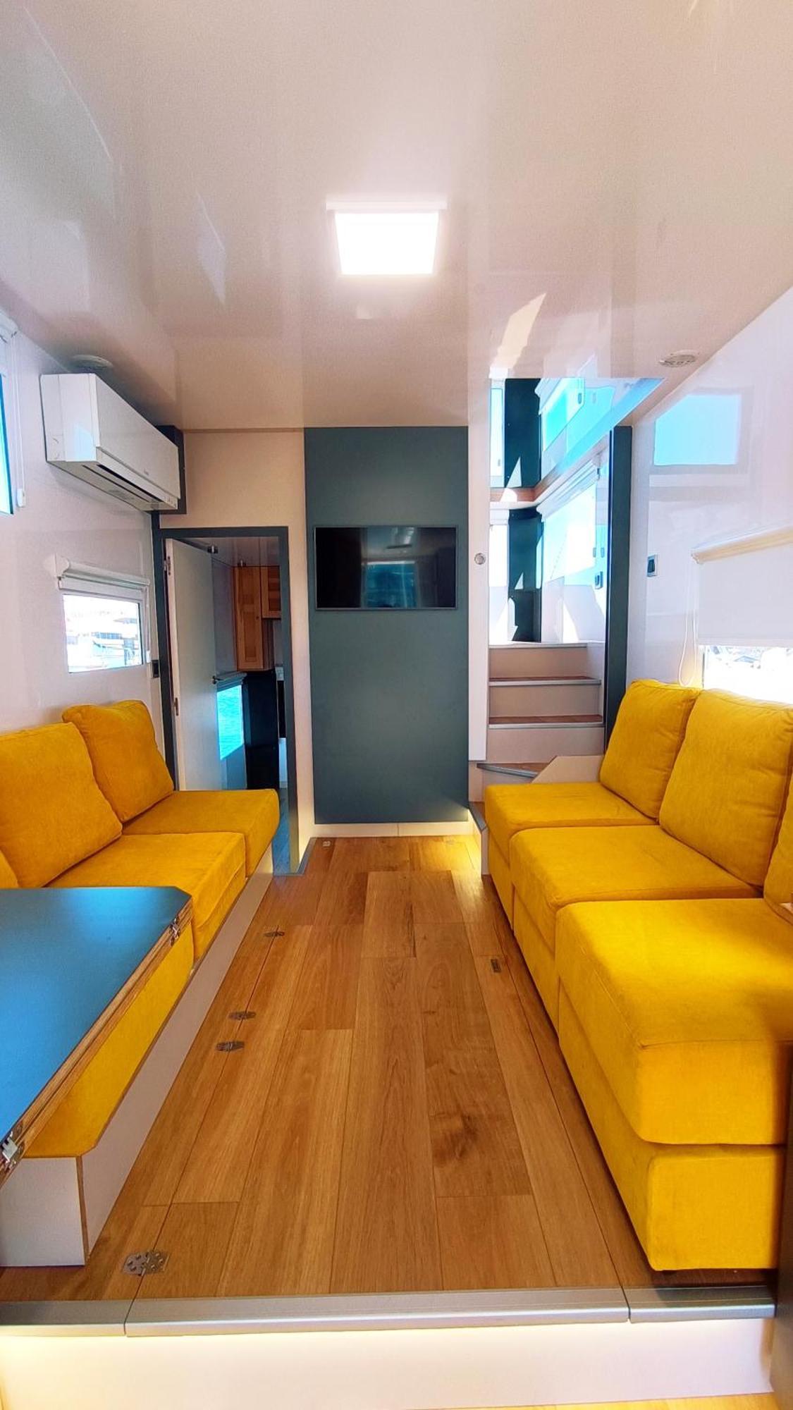Casa Flotante En El Puerto De - Different Charter
