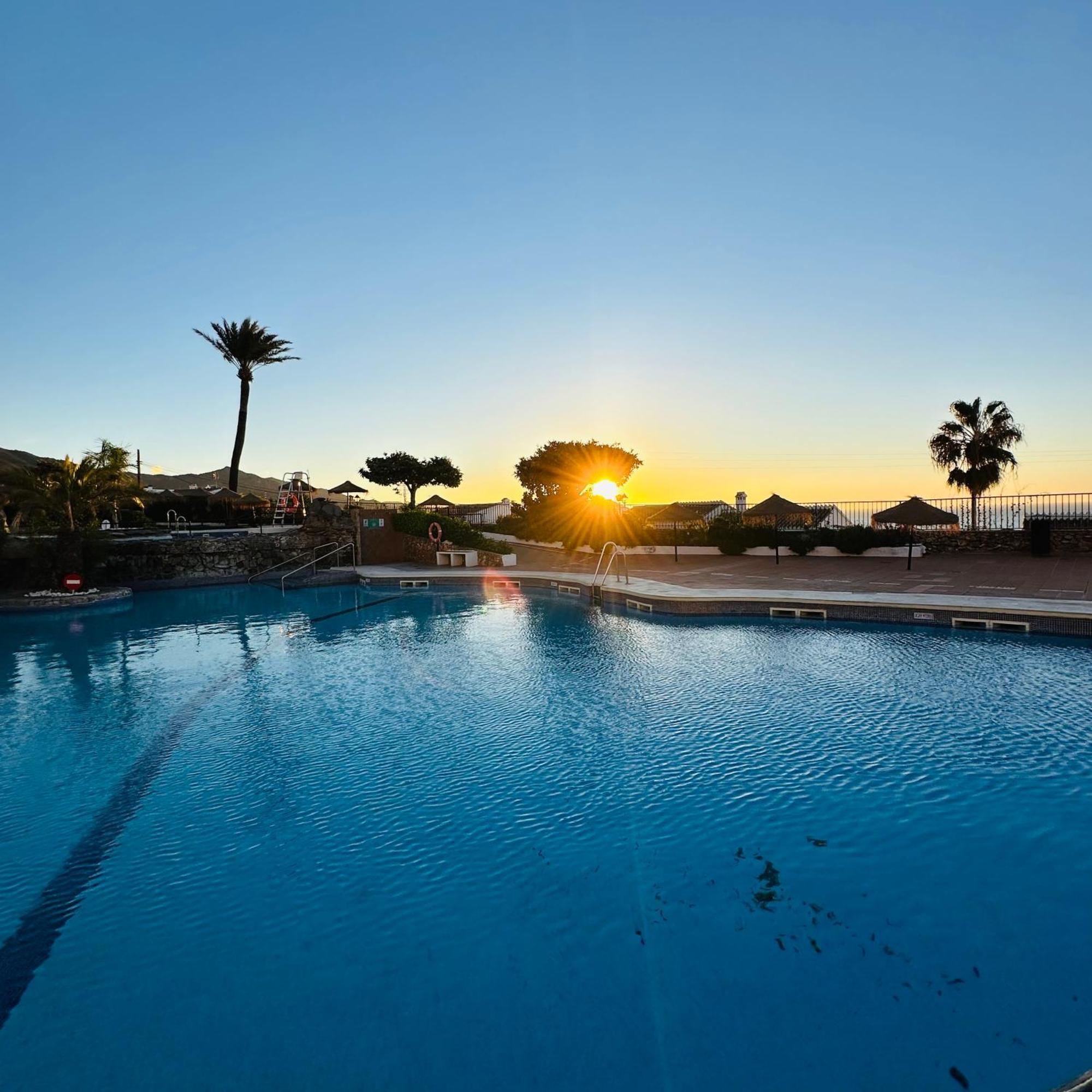 Right By The Pool Area In Capistrano Village! Apartamento Nerja