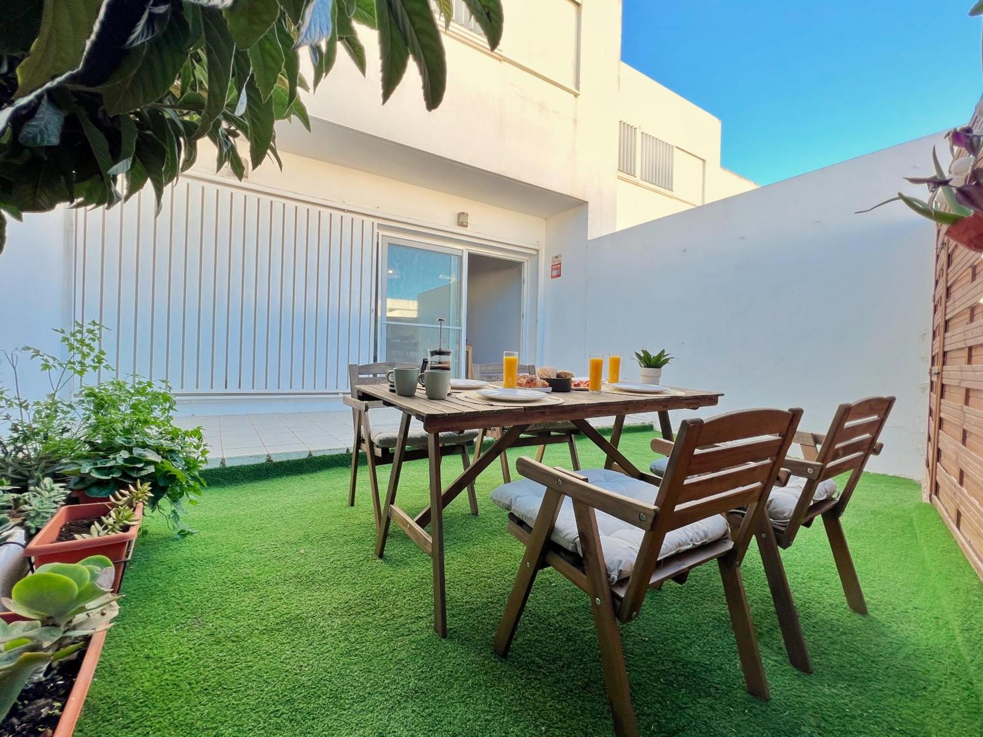 A Levante Conil- Solo Familias Y Parejas *
