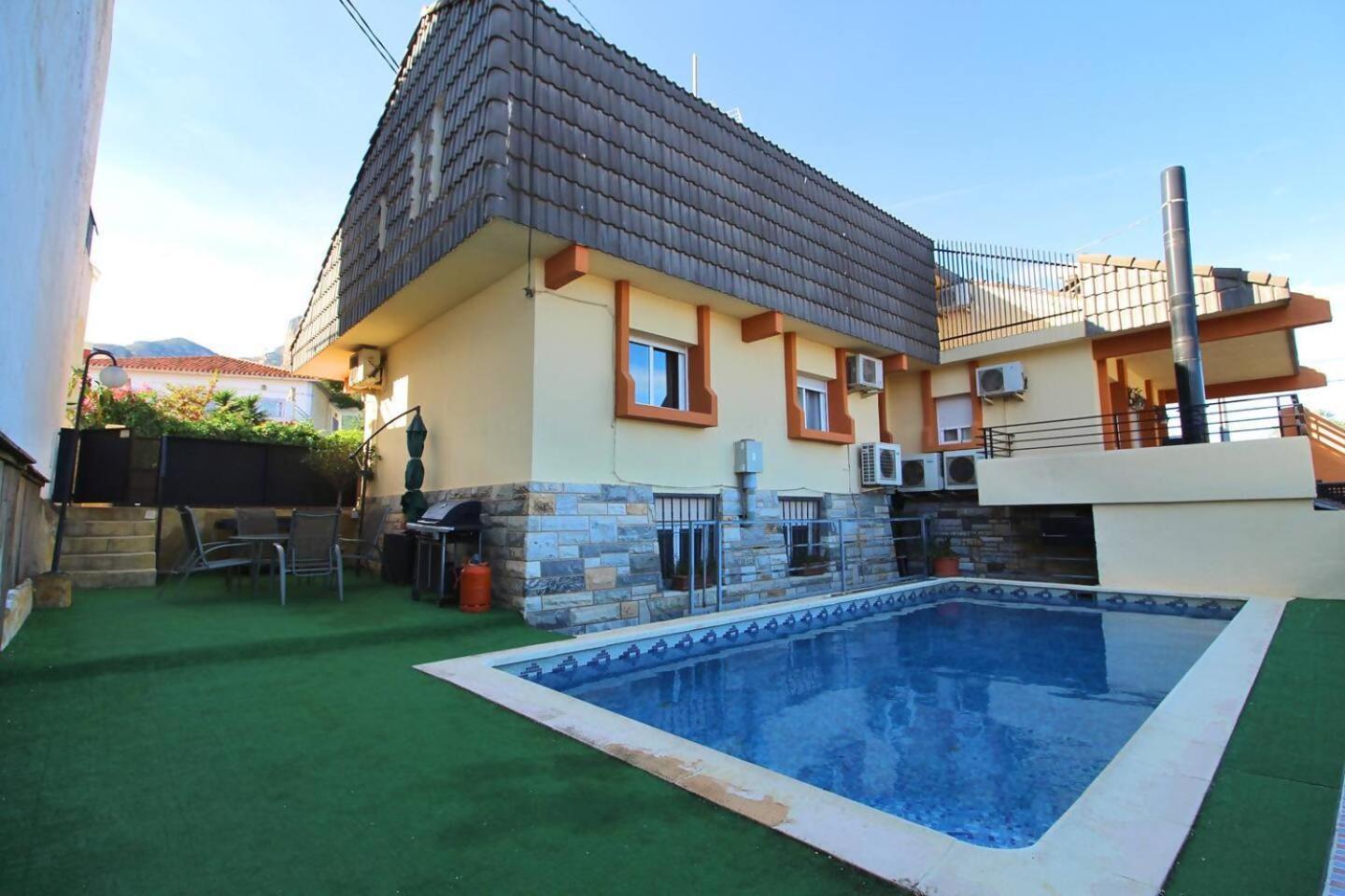 Con Piscina Y Barbacoa *