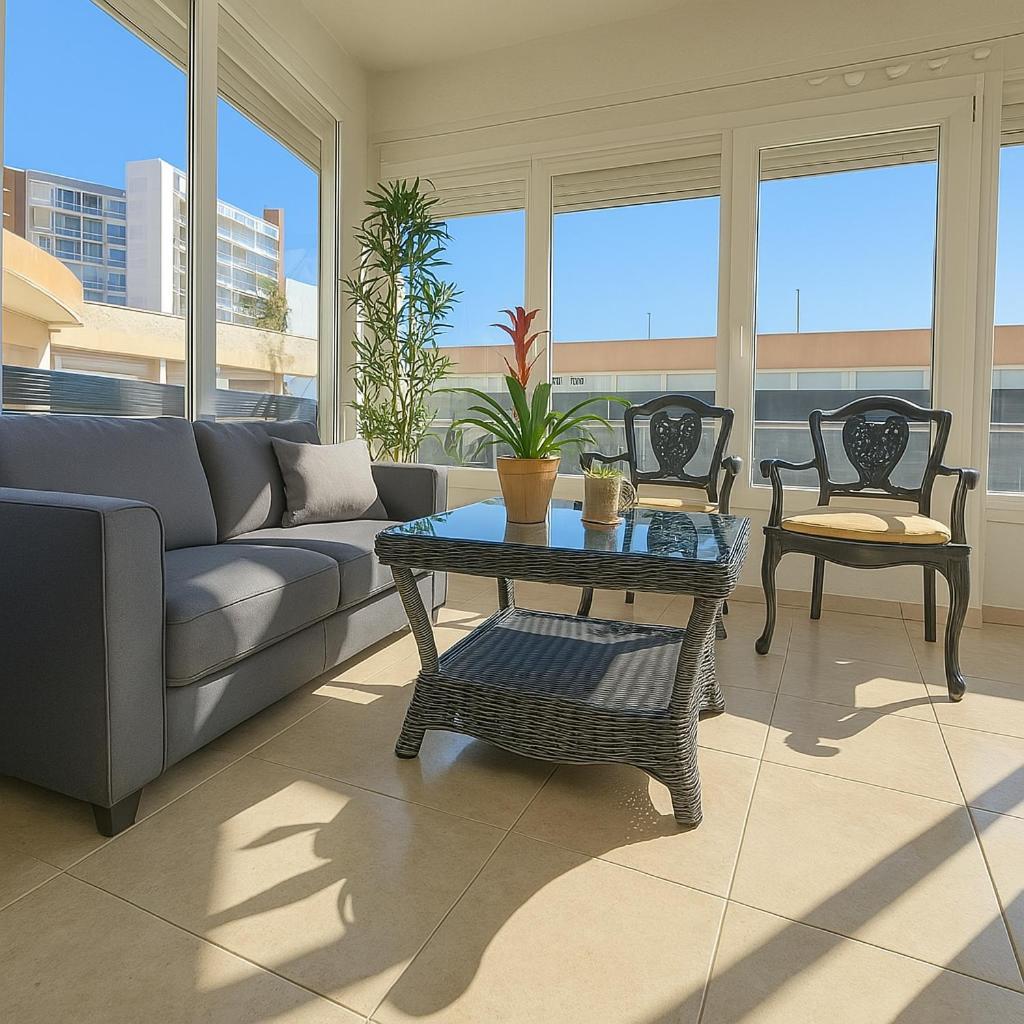 A 50 Metros De La Playa. Apartamento *