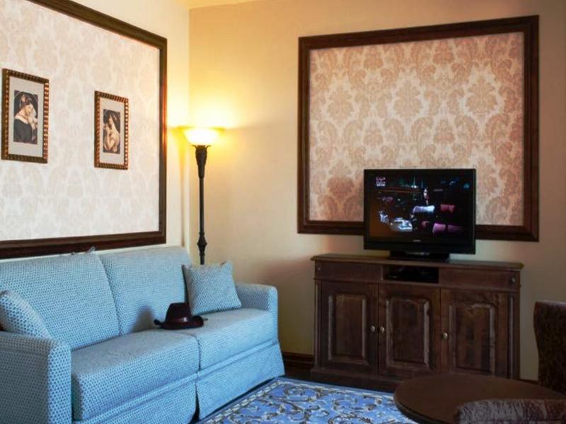 Hotel Portaventura Lucy's Mansion: Unlimited Park Access & Express Passes Salou
