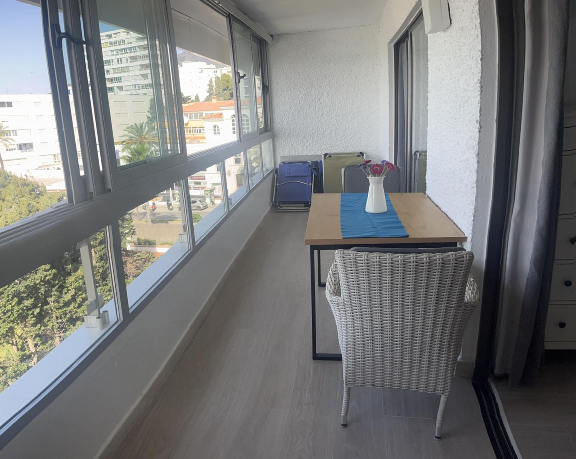 Piso Bonito En La Primera Linea De La Playa Con Vistas Al Mar En Apartamento